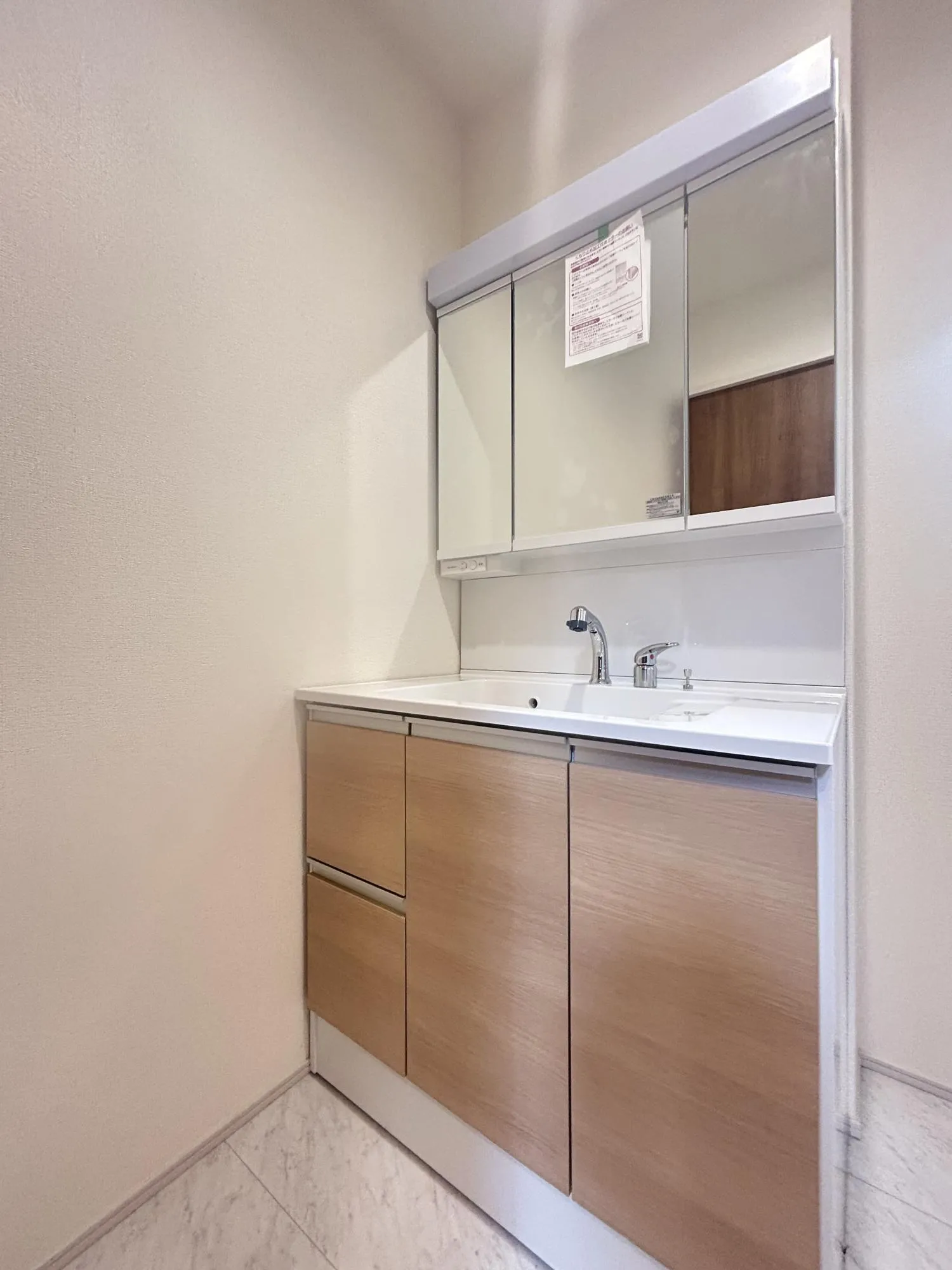 物が多い方でも安心の収納の多さ♪三面鏡の裏にも化粧品等が多数おける◎