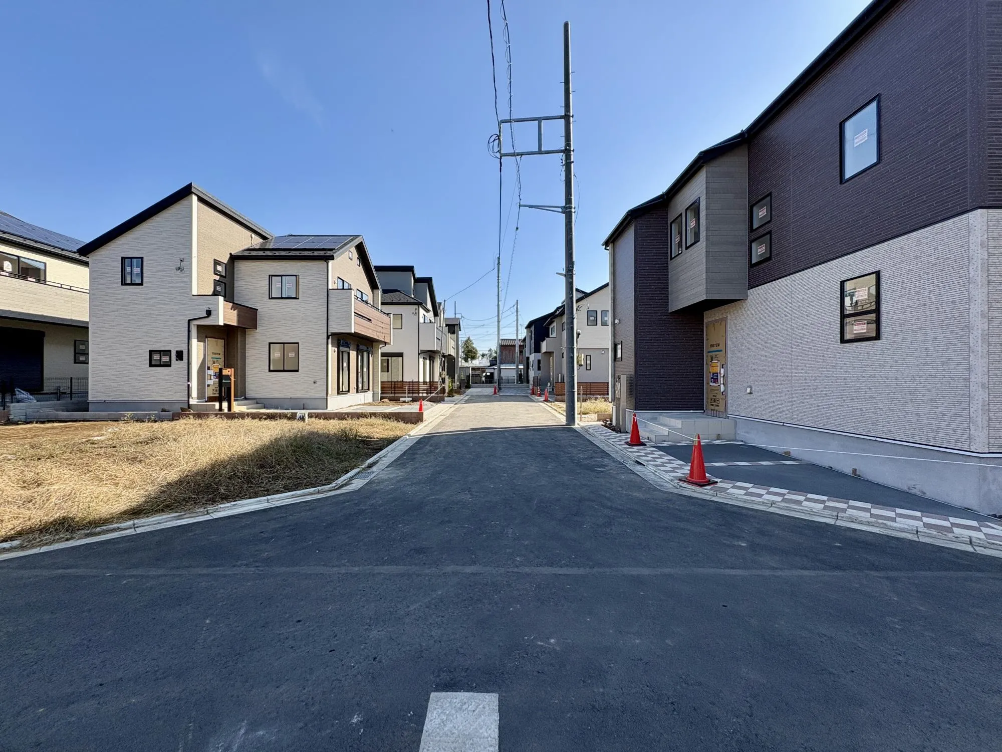 【前面道路含む外観写真】