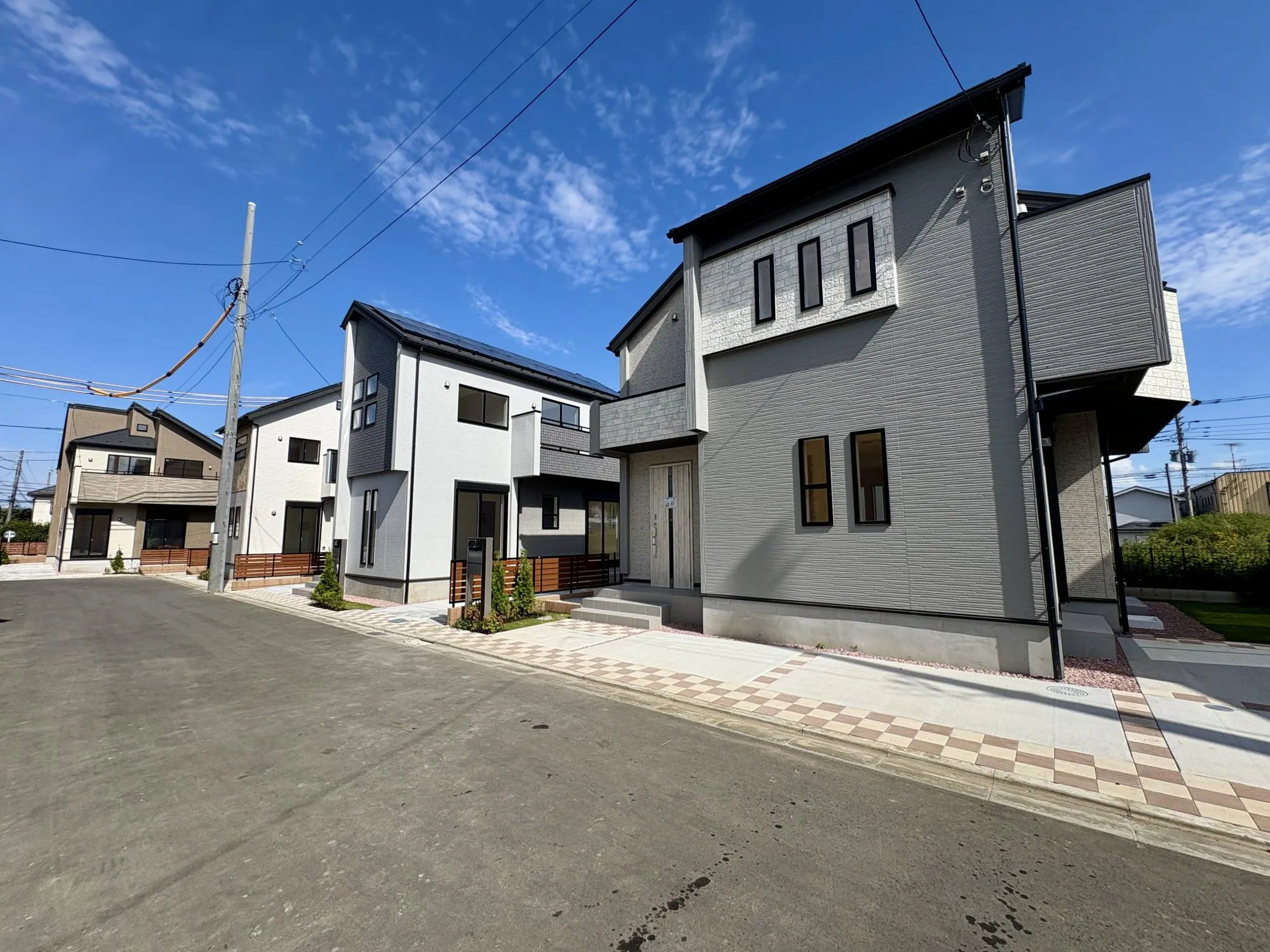 【前面道路含む外観写真(手前から34~38号棟)】