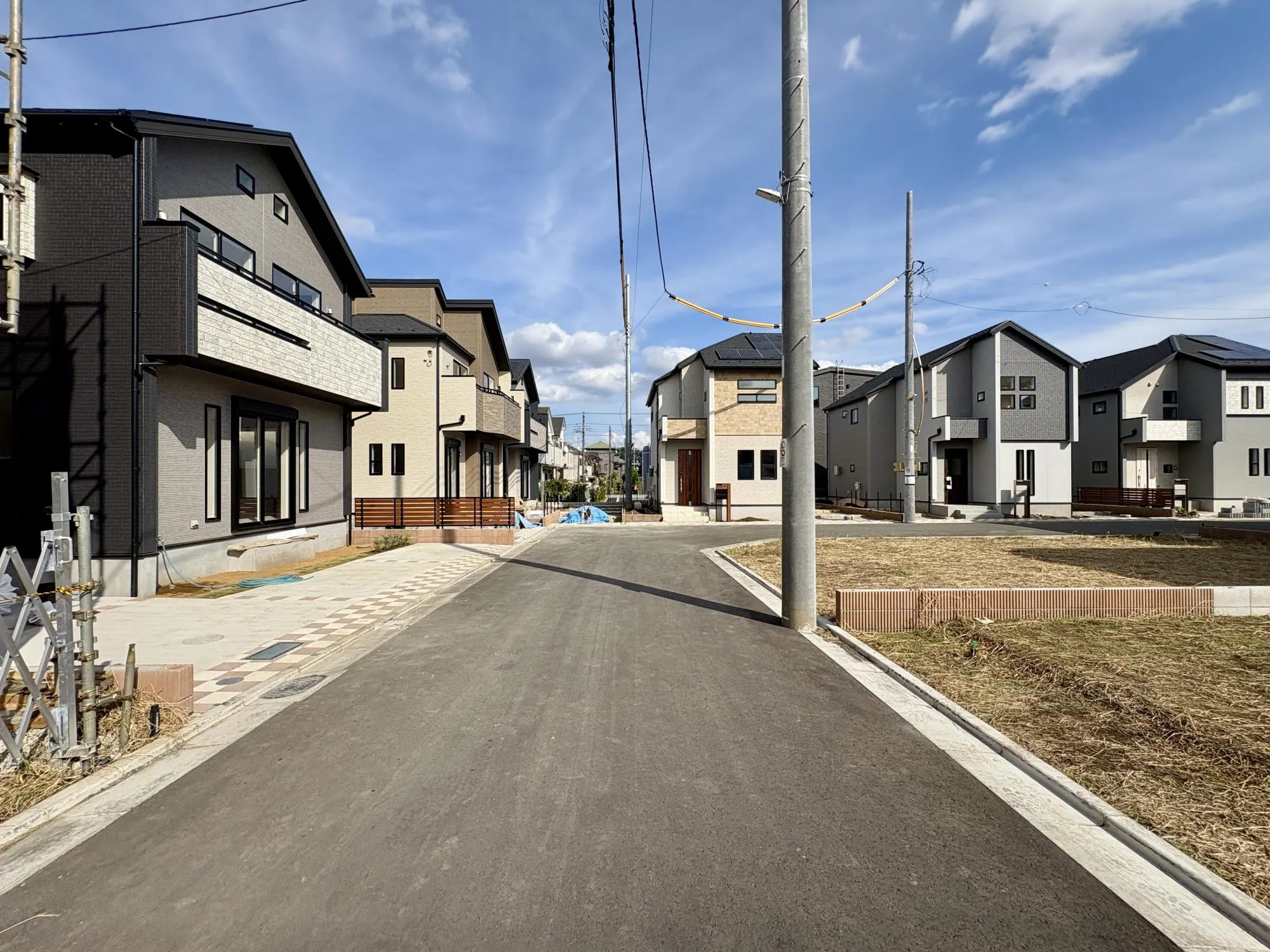 【前面道路含む現地写真】