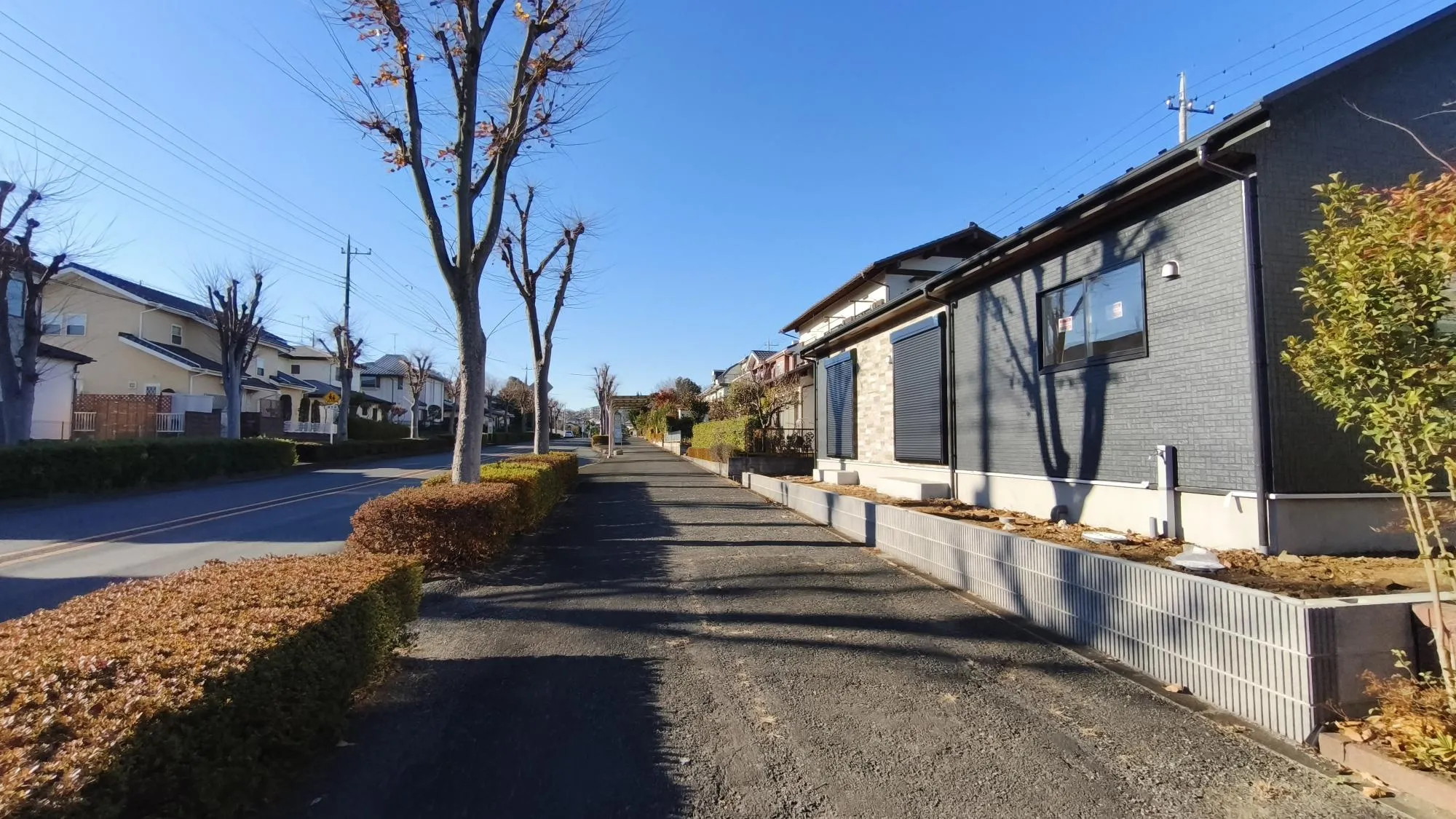 南側からも出入り可能。バス停まで徒歩1分!