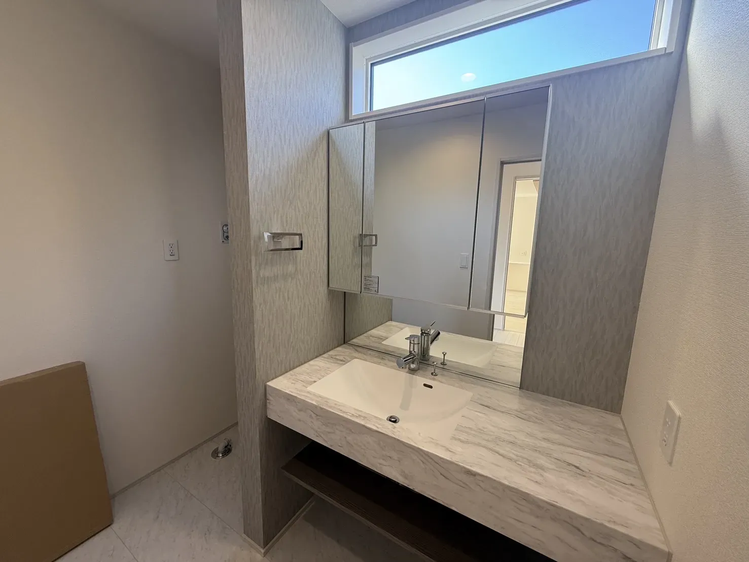 【洗面所】
ワイド洗面台はホテルライクな見た目がおしゃれです♪鏡を開くと収納があり機能性も良!