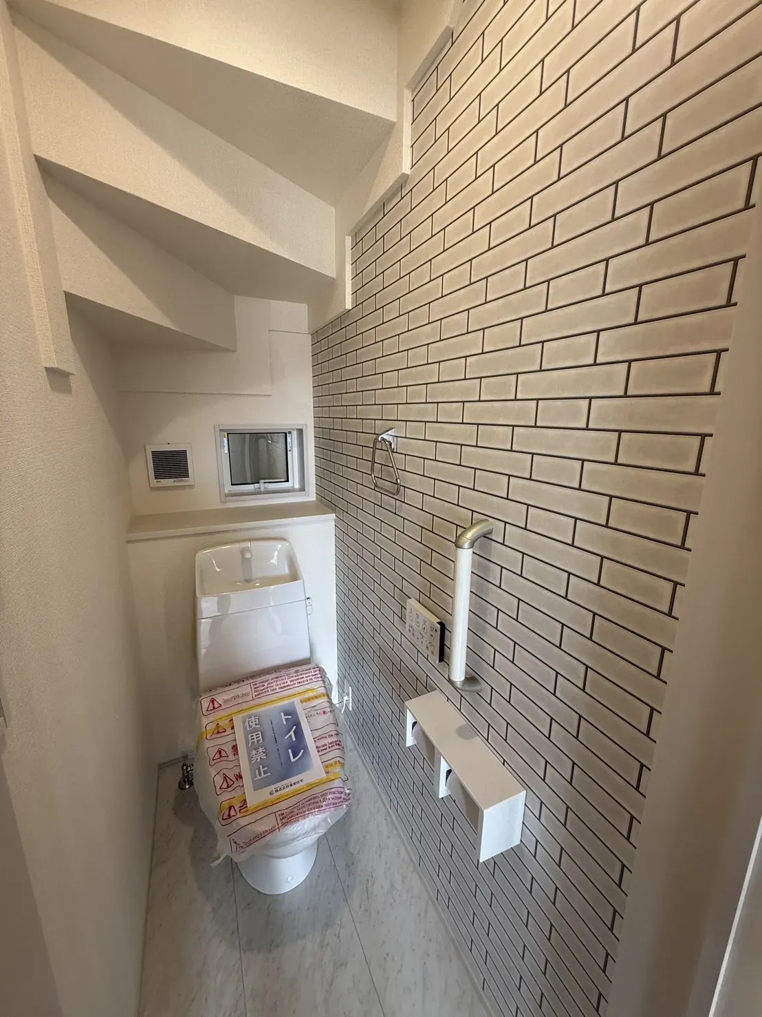 【1階トイレ】
タオル掛け・手すり・収納付きの東レスペースです