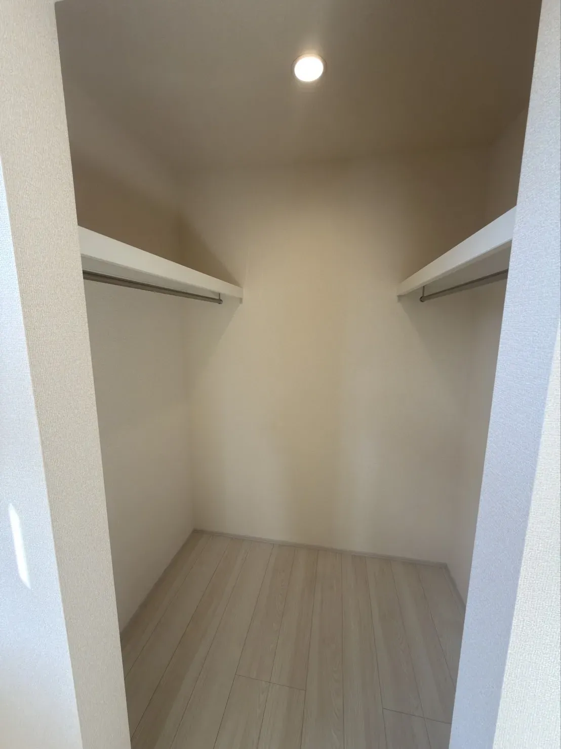 【洋室5.25帖ウォークインクローゼット】
奥行きのあるウォークインクローゼットはかさばる荷物もすっきり片付きます