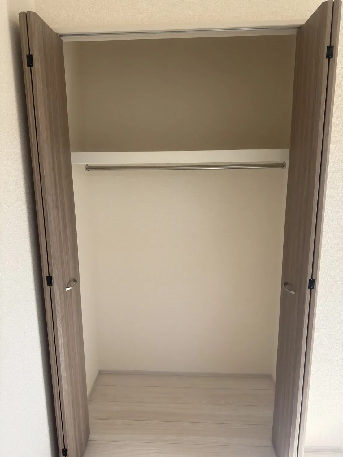 【洋室5.76帖収納】
ハンガーパイプ付きのクローゼットは楽々収納できます