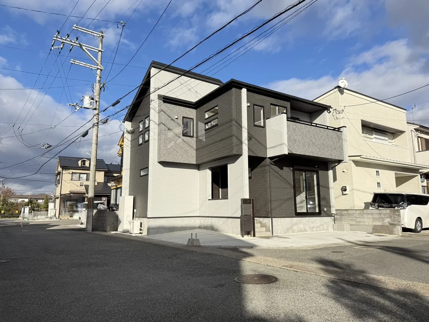 【外観写真】
前面道路も広々としており駐車しやすい角地です!