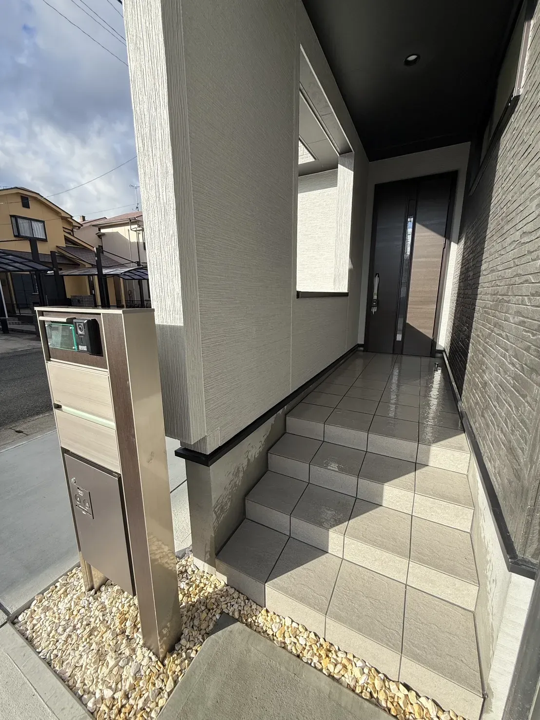 【玄関ポーチ】
宅配ボックス付きのポストです!