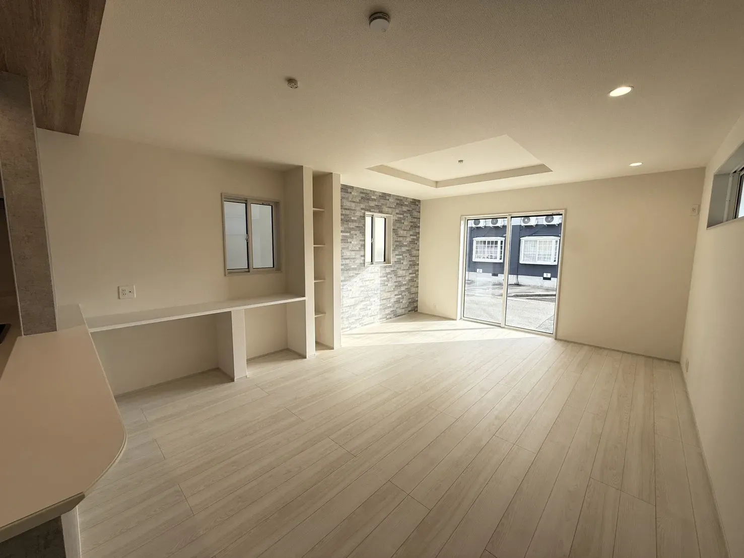 【LDK】
南向きの窓から光が入る明るいリビングです