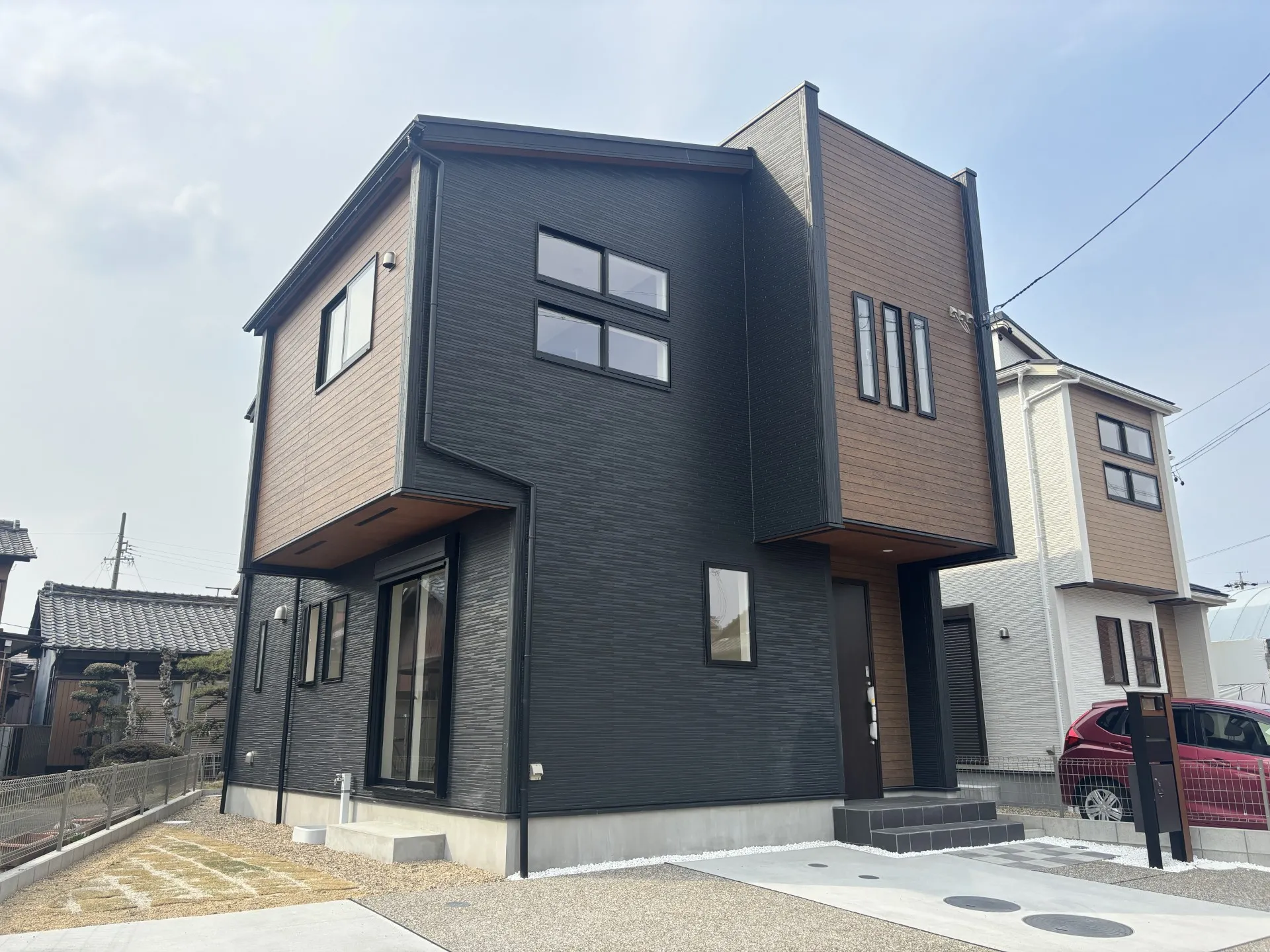 【外観写真】家計も環境もやさしく。オール電化で始める安心の暮らし。駐車スペース三台可能なゆとりある敷地。