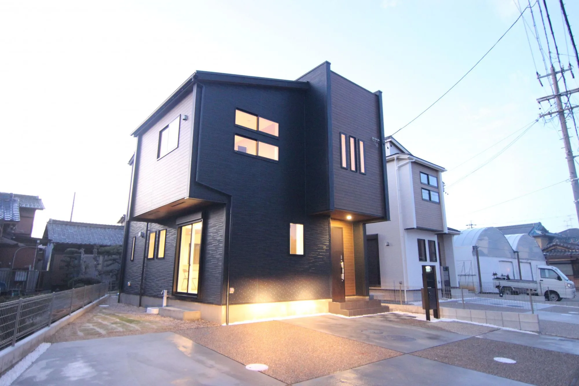 【夜写真】
お昼とは違い落ち着いた雰囲気になります。夕方や夜からのご案内も可能ですのでお気軽にお問合せくいださい。