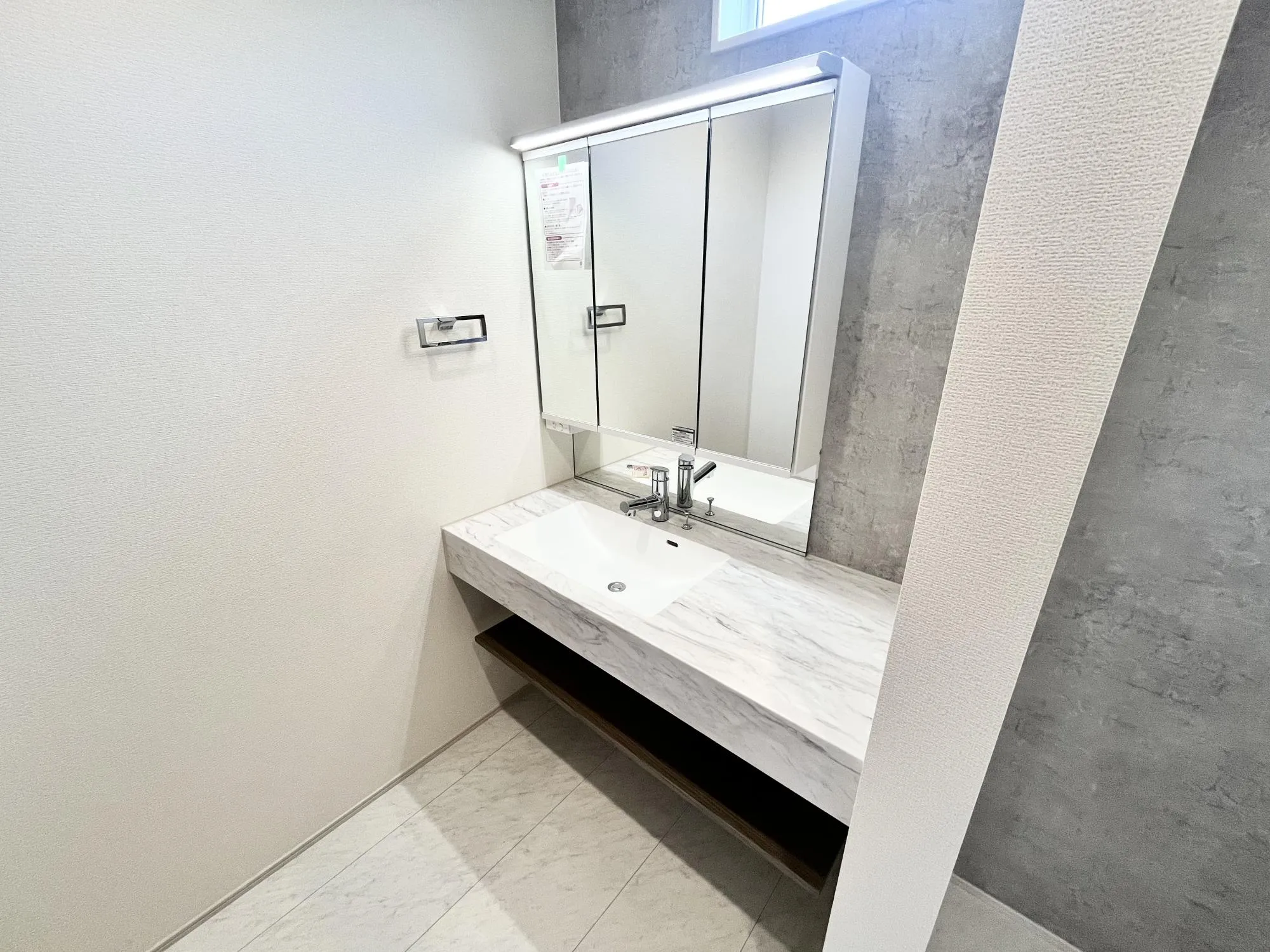 忙しい朝の準備もスムーズに。広々洗面台【1号棟】