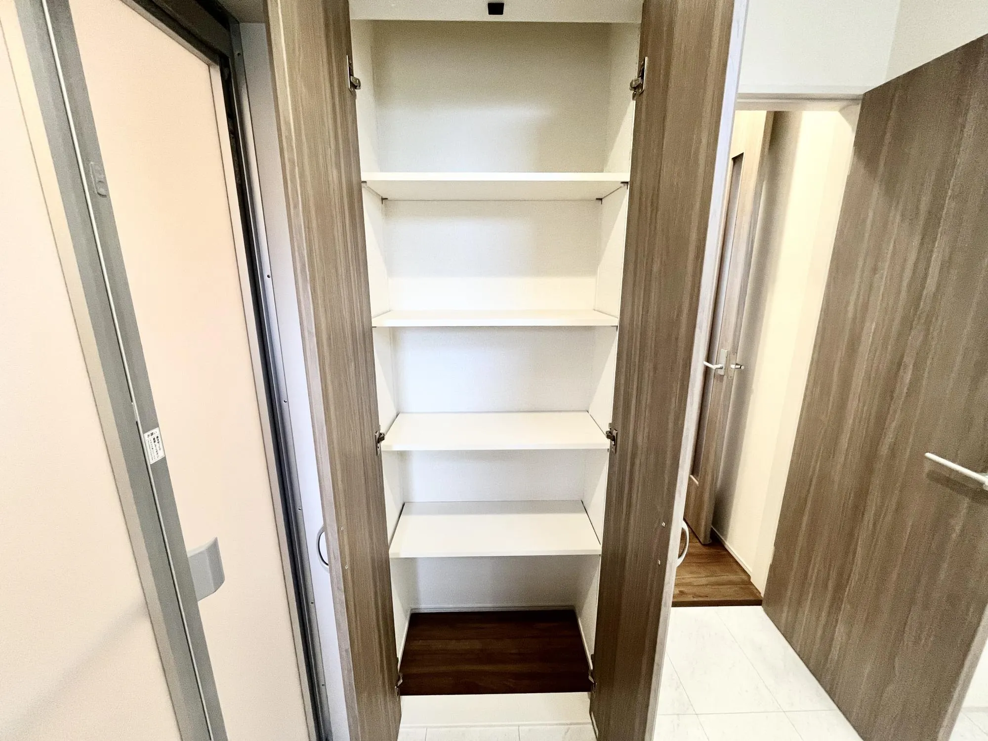 タオルも洗剤のストックも収納できる
脱衣所収納【1号棟】