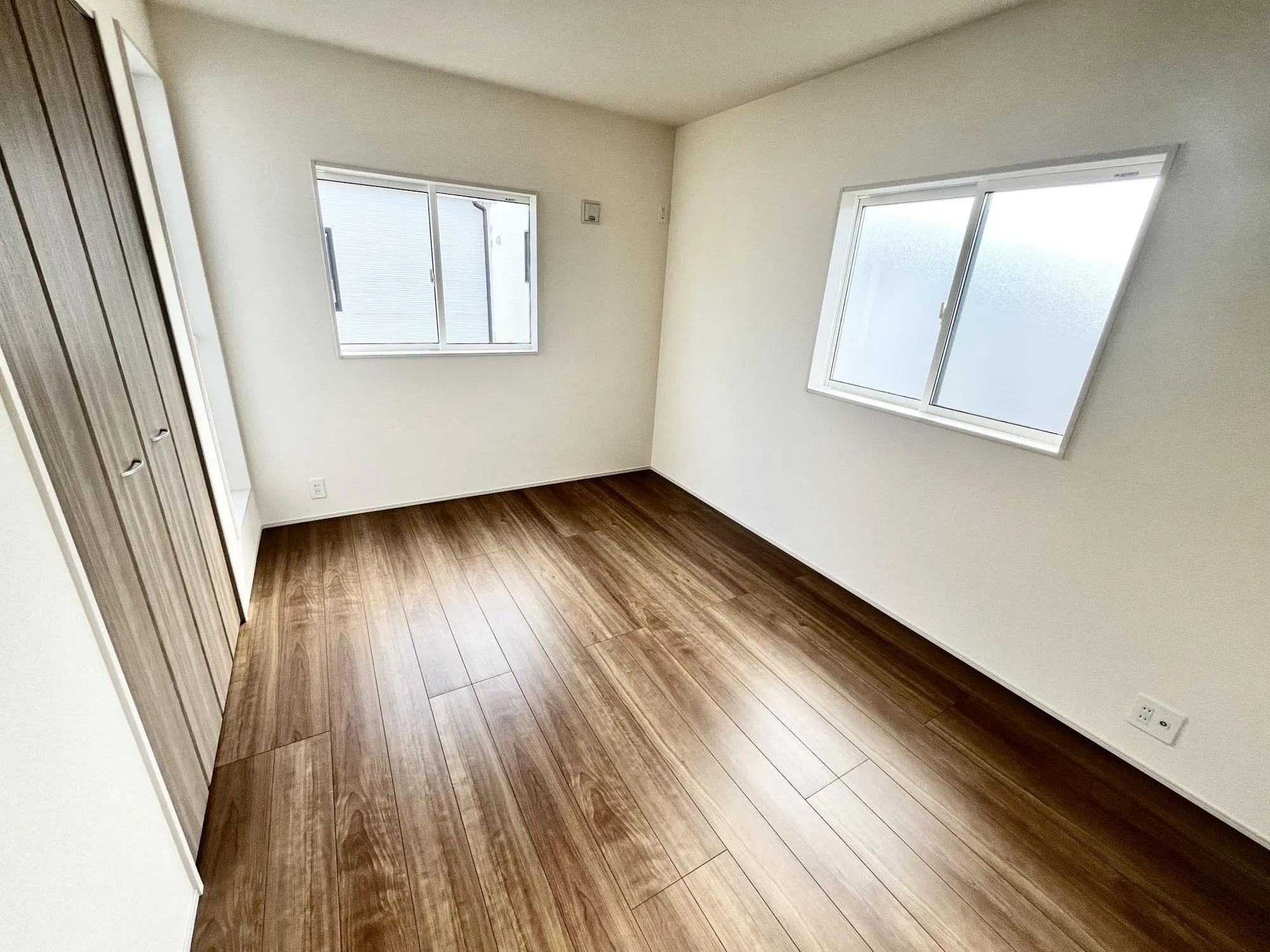 2面採光の明るい洋室【1号棟】