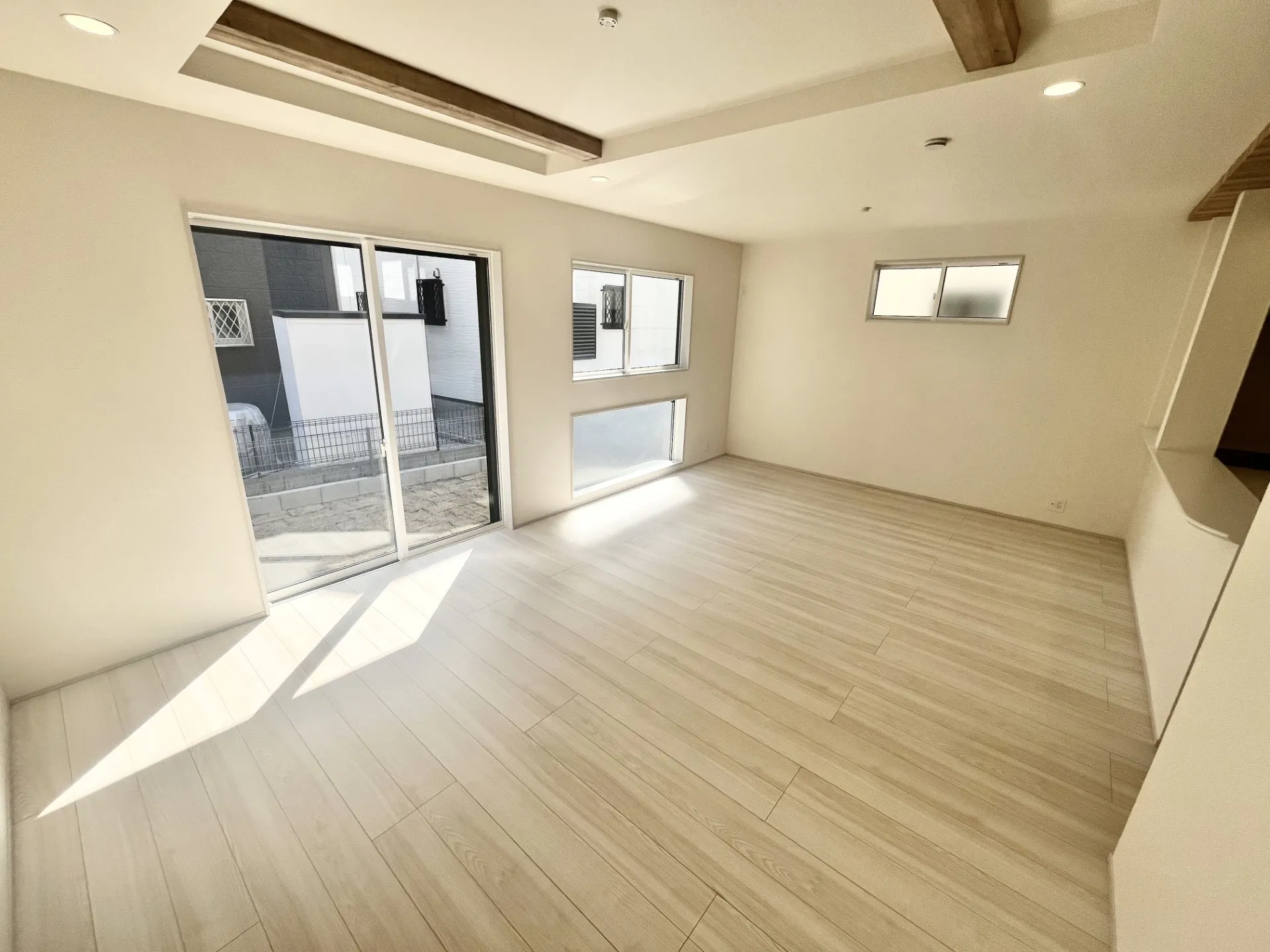 【2号棟】南側の窓から光がたっぷり差し込む明るいリビング