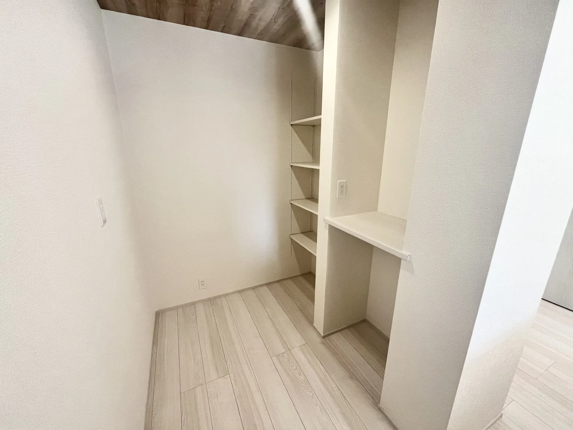 【2号棟】コンセント付きのキッチンカウンターと4段可動棚