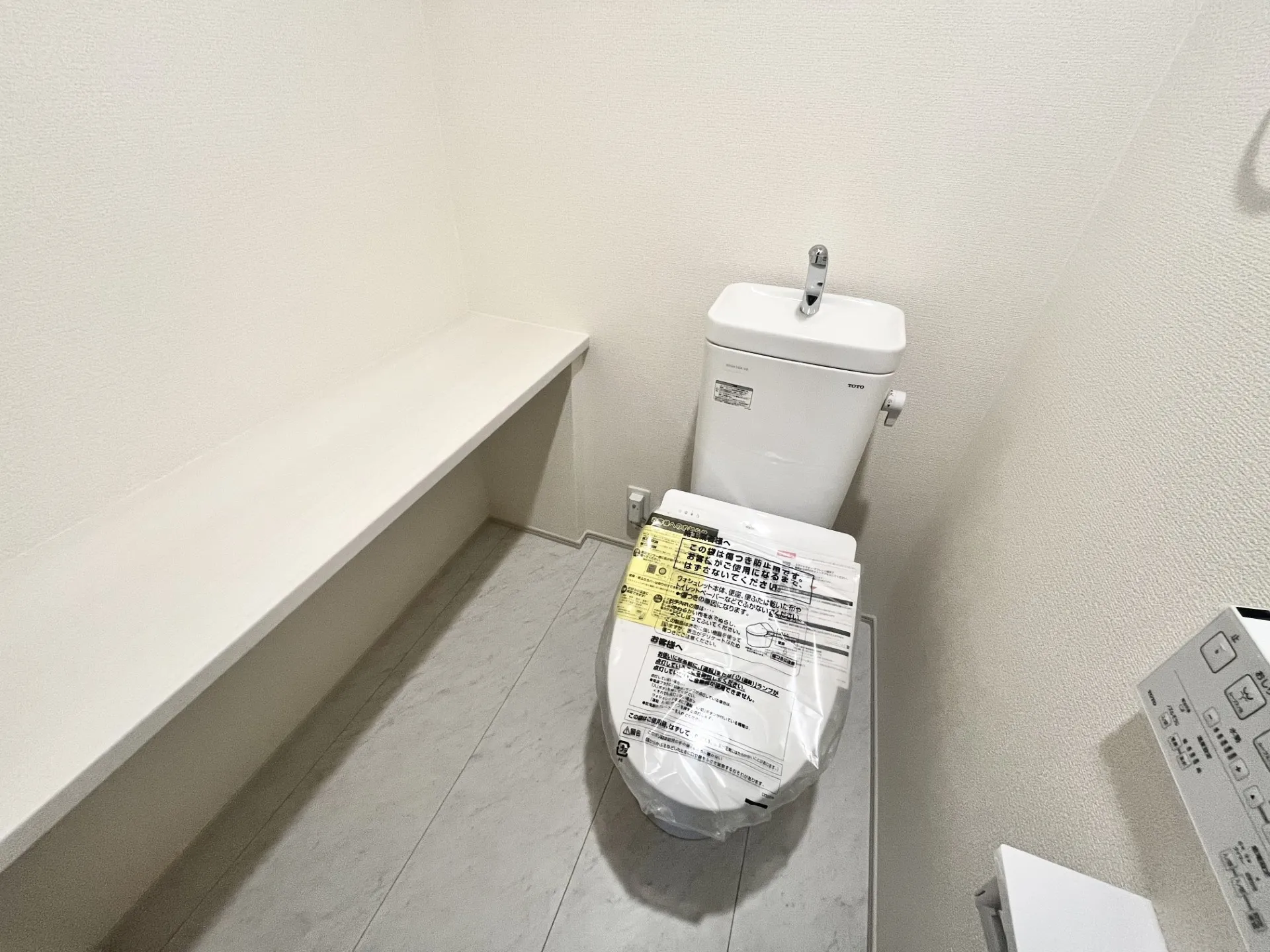 【2号棟】便利なカウンター付きのトイレ