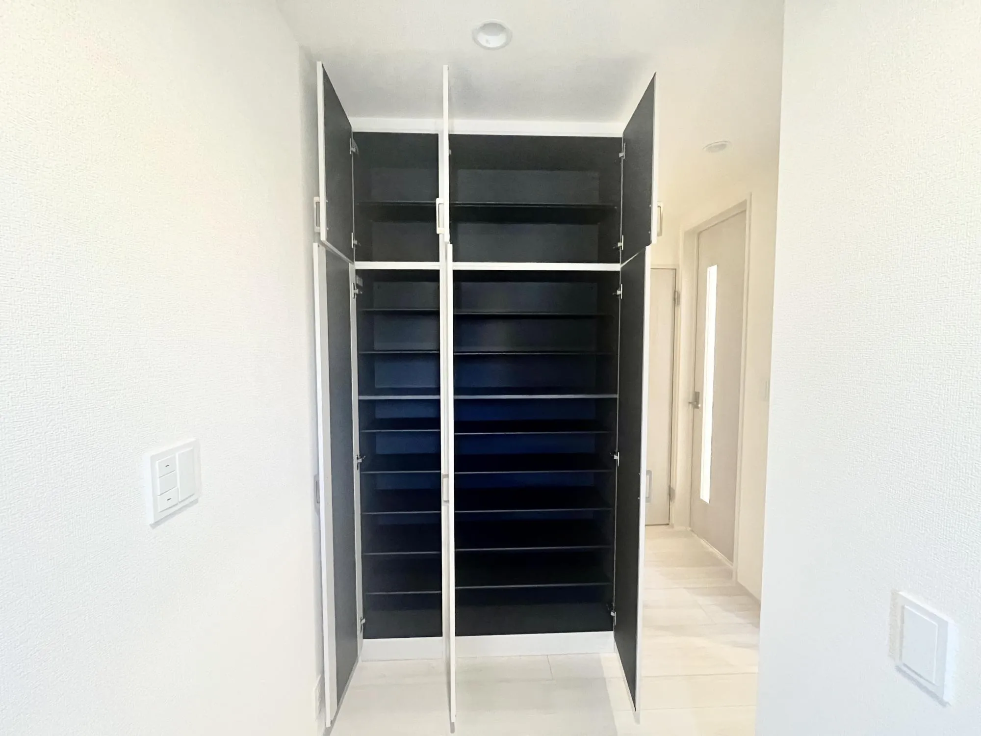 【2号棟】32～52足分収容できる大型玄関収納