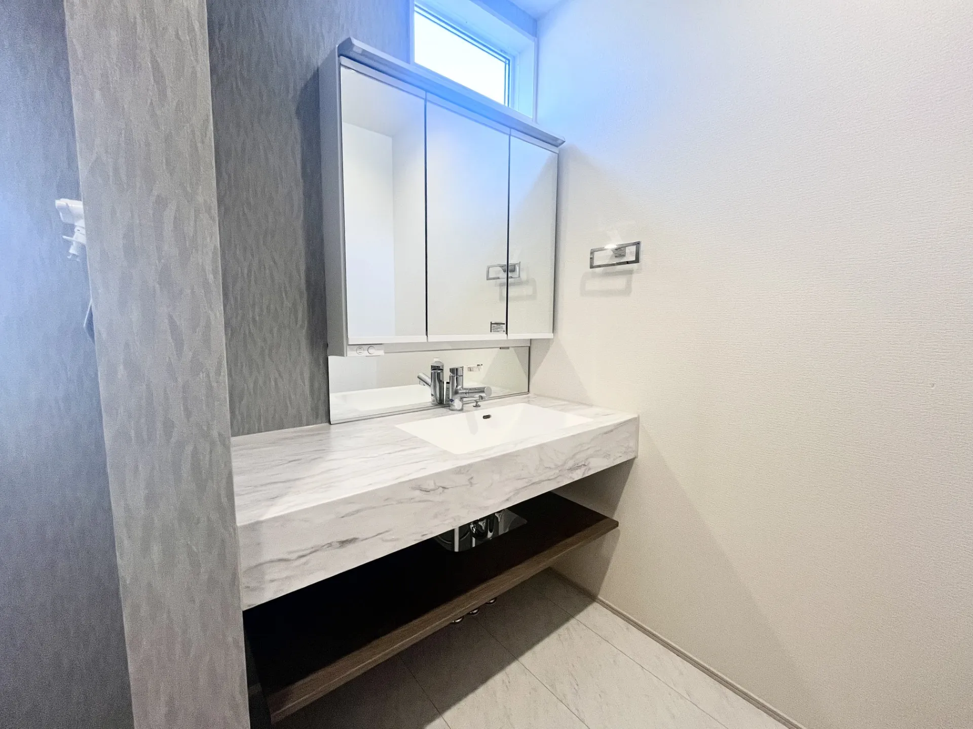 【3号棟】朝の光が差し込む洗面化粧台