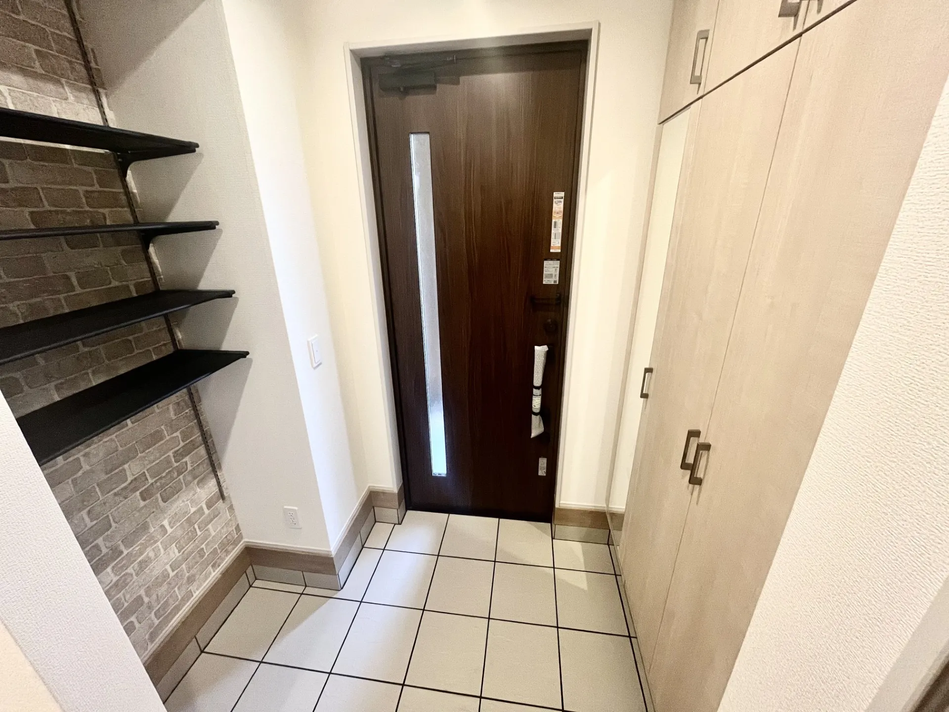 【3号棟】アクセントクロスが映える可動棚付きの玄関