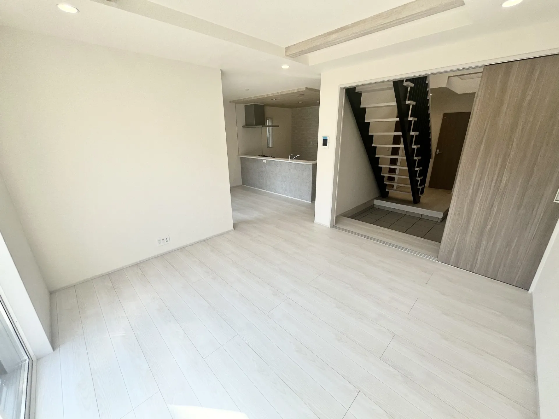 【4号棟】LDK。奥行きを演出する折り上げ天井。シーリングファンとの相性も良好です。