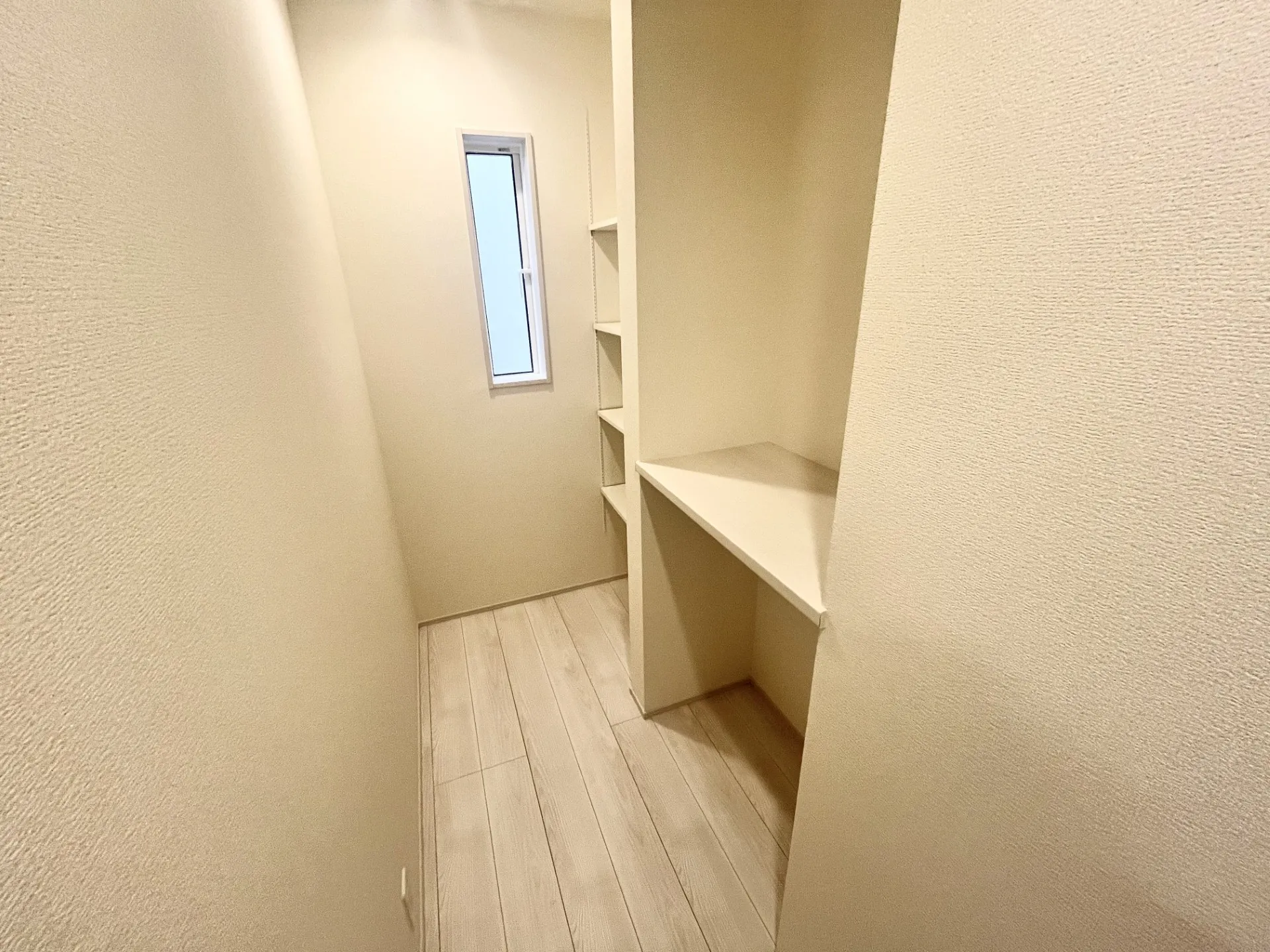 【4号棟】キッチンパントリー。備蓄品などの管理にピッタリ