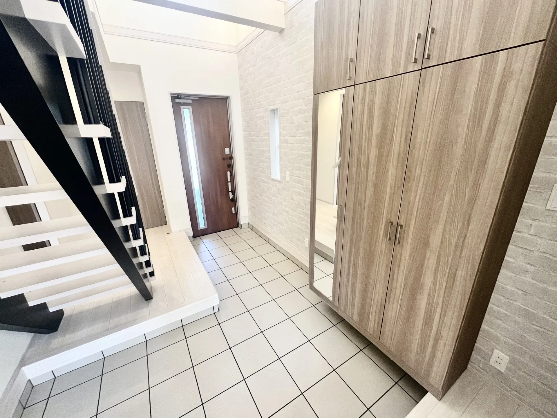 【4号棟】デザイン階段の映えるマルチエントランスでお出迎え