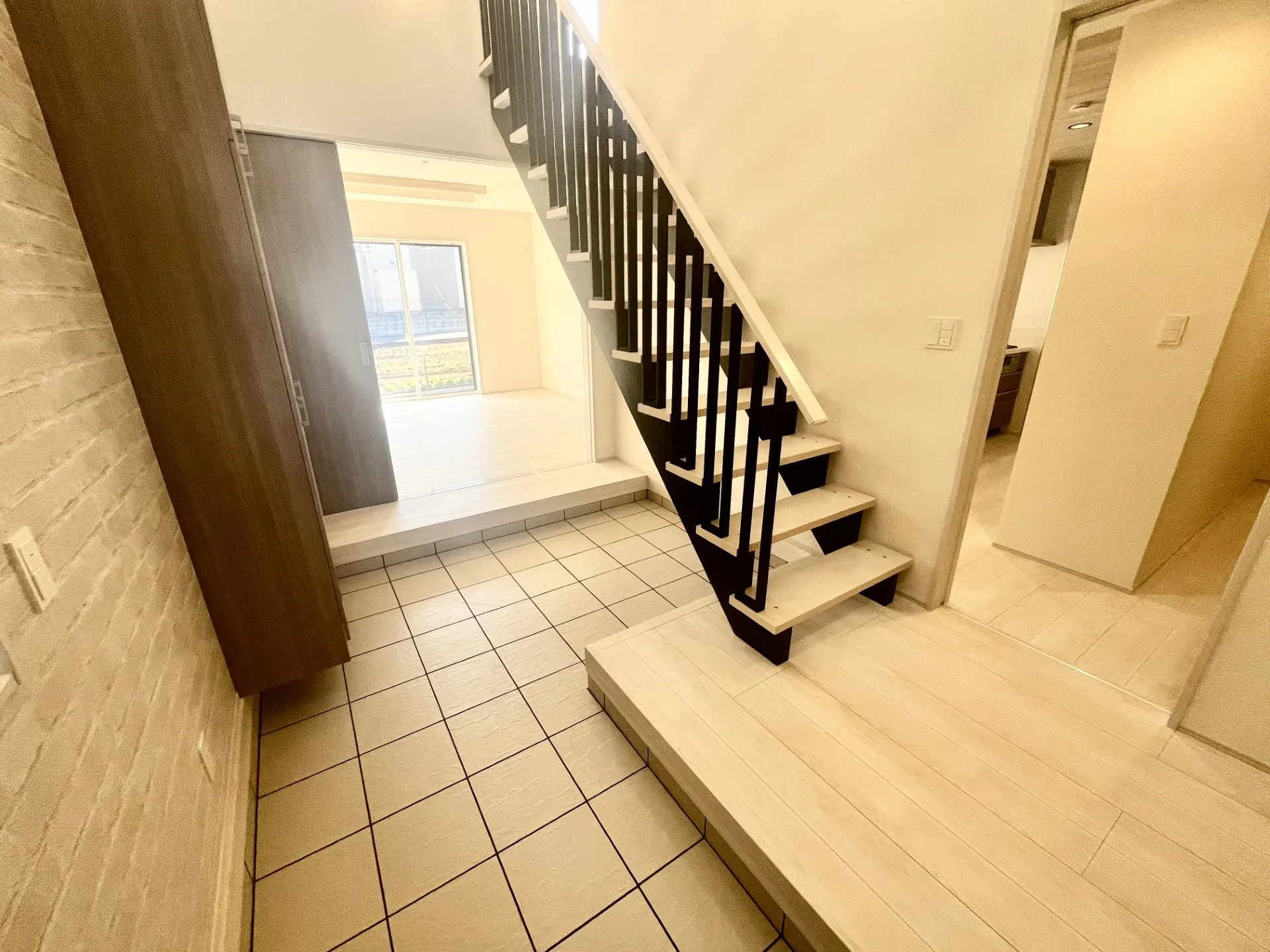 【4号棟】デザイン階段の映えるエントランス