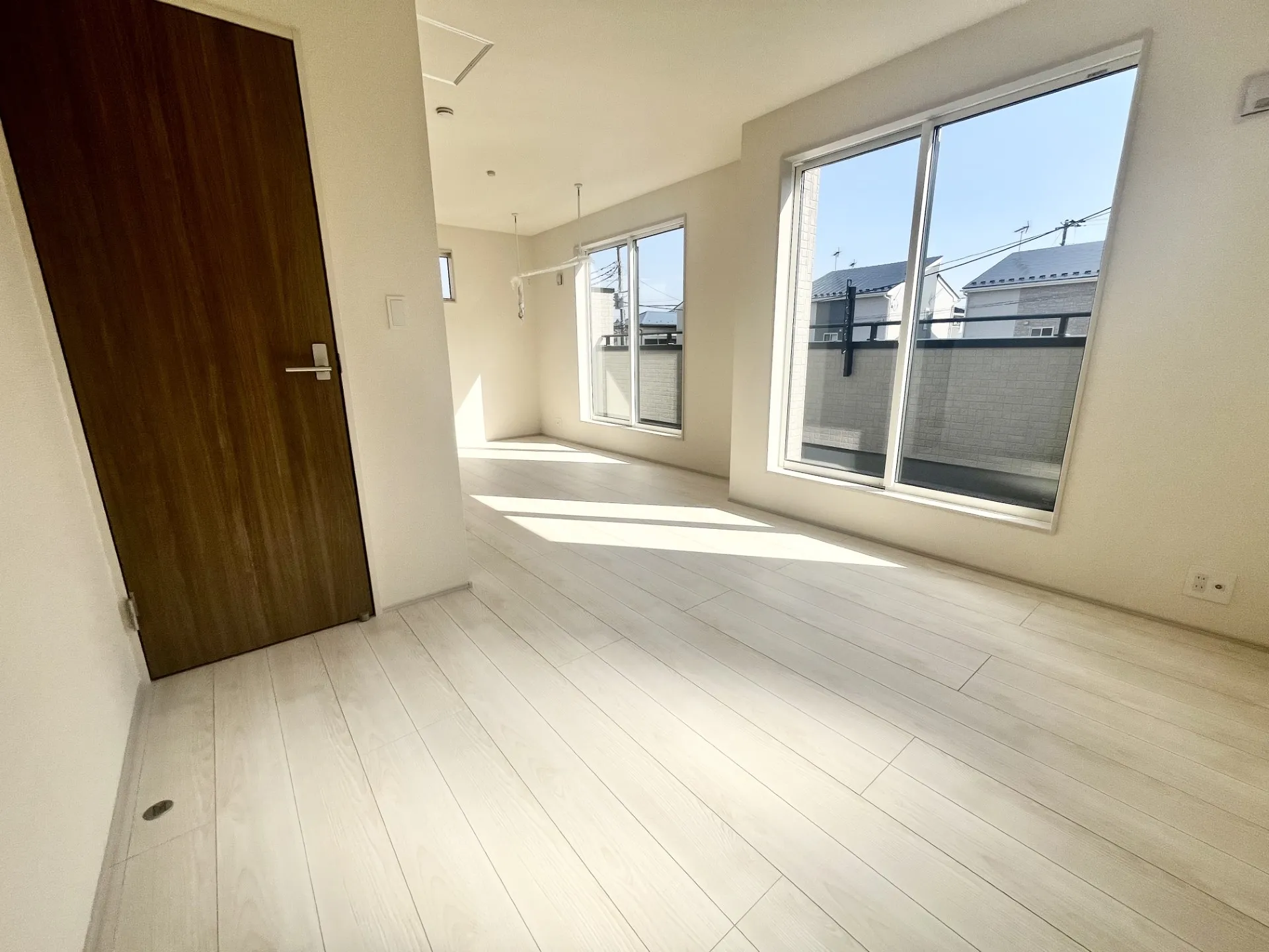 【4号棟】光がたっぷり差し込む南向きの洋室