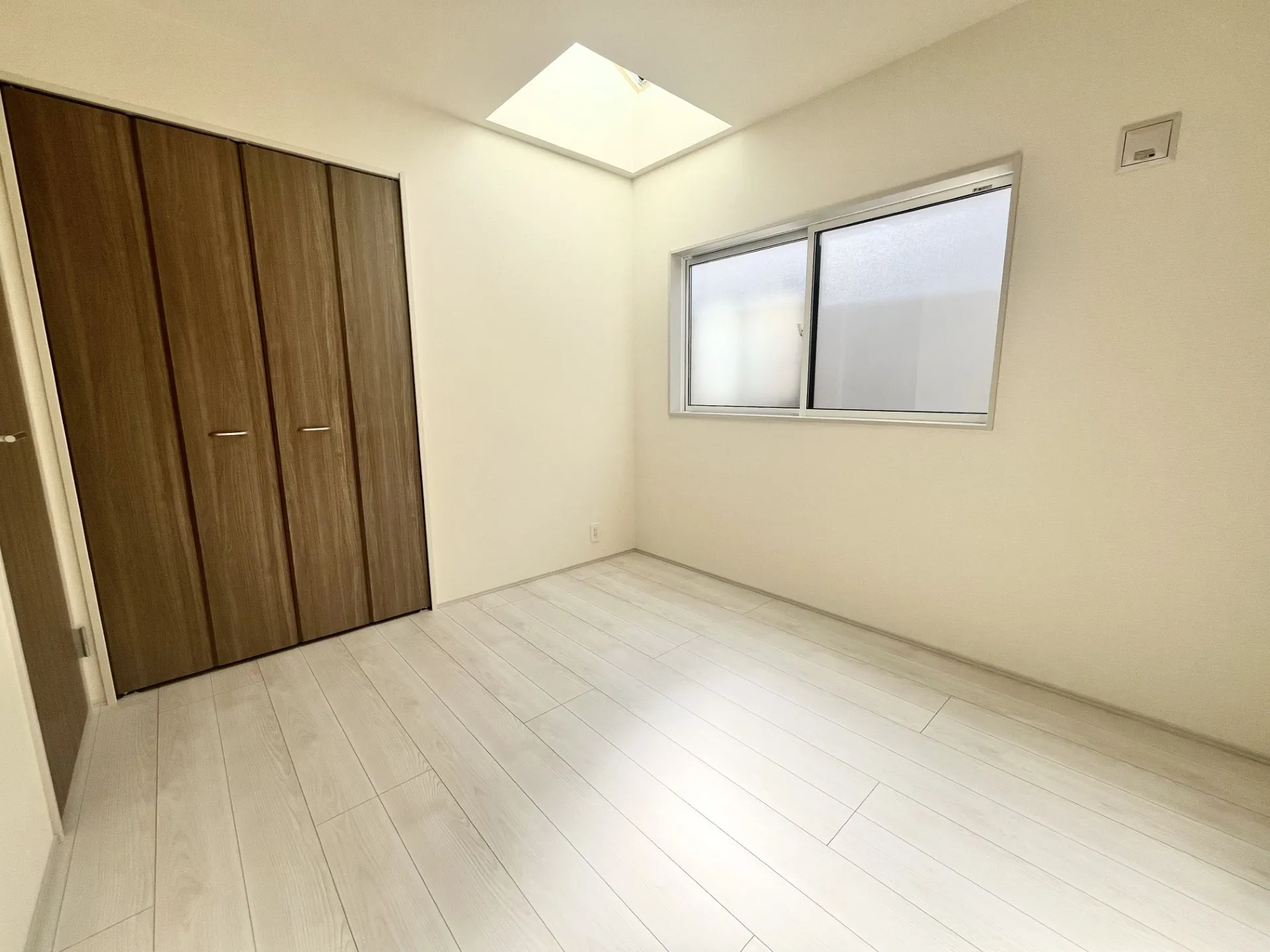 【4号棟】トップライトのある洋室