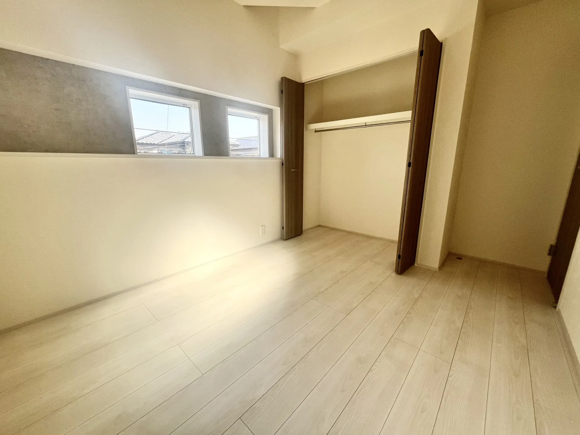 【4号棟】アクセントクロスの映える洋室