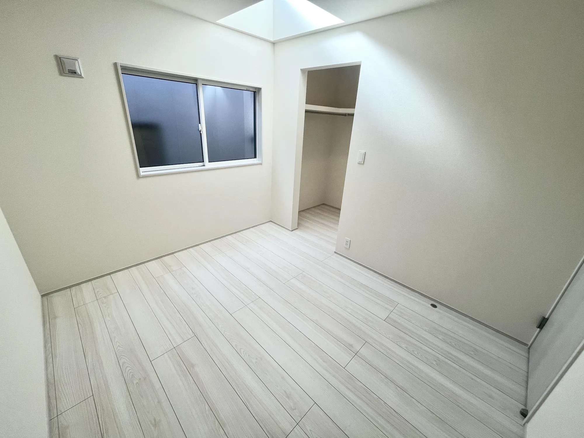 トップライトを採用し天井から陽光を取り込みます【1号棟】