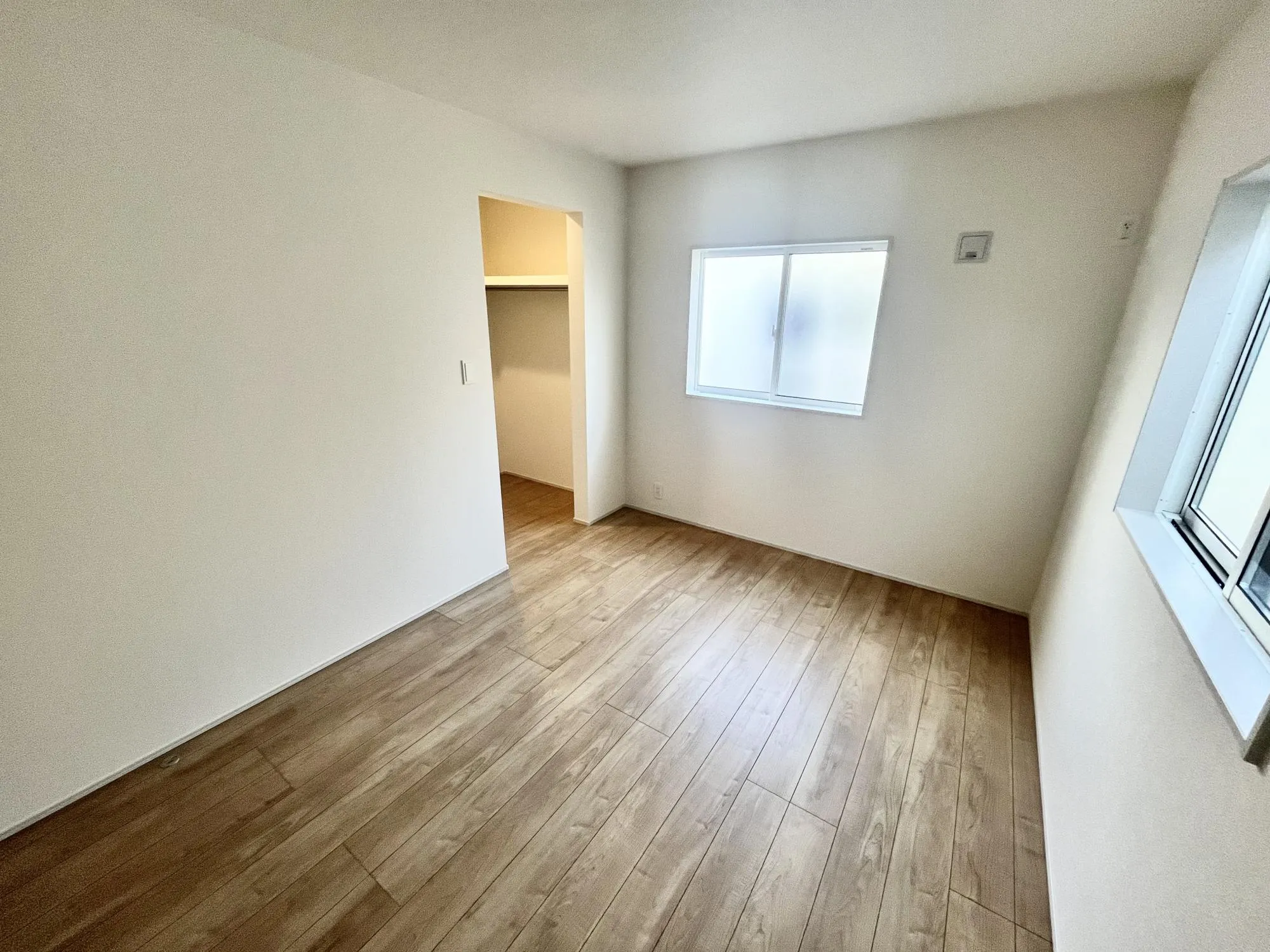 二面採光の明るい洋室【2号棟】