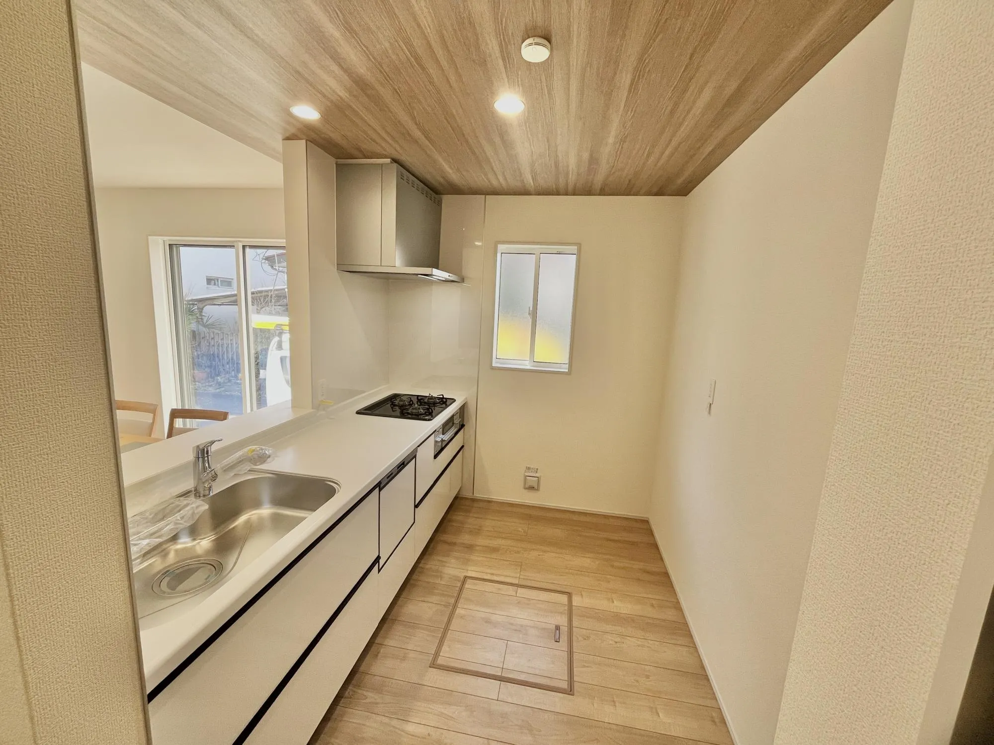 家族やゲストと会話が弾む対面式キッチンを採用。キッチン上部は空間にメリハリを演出するポップアップ天井を施しています