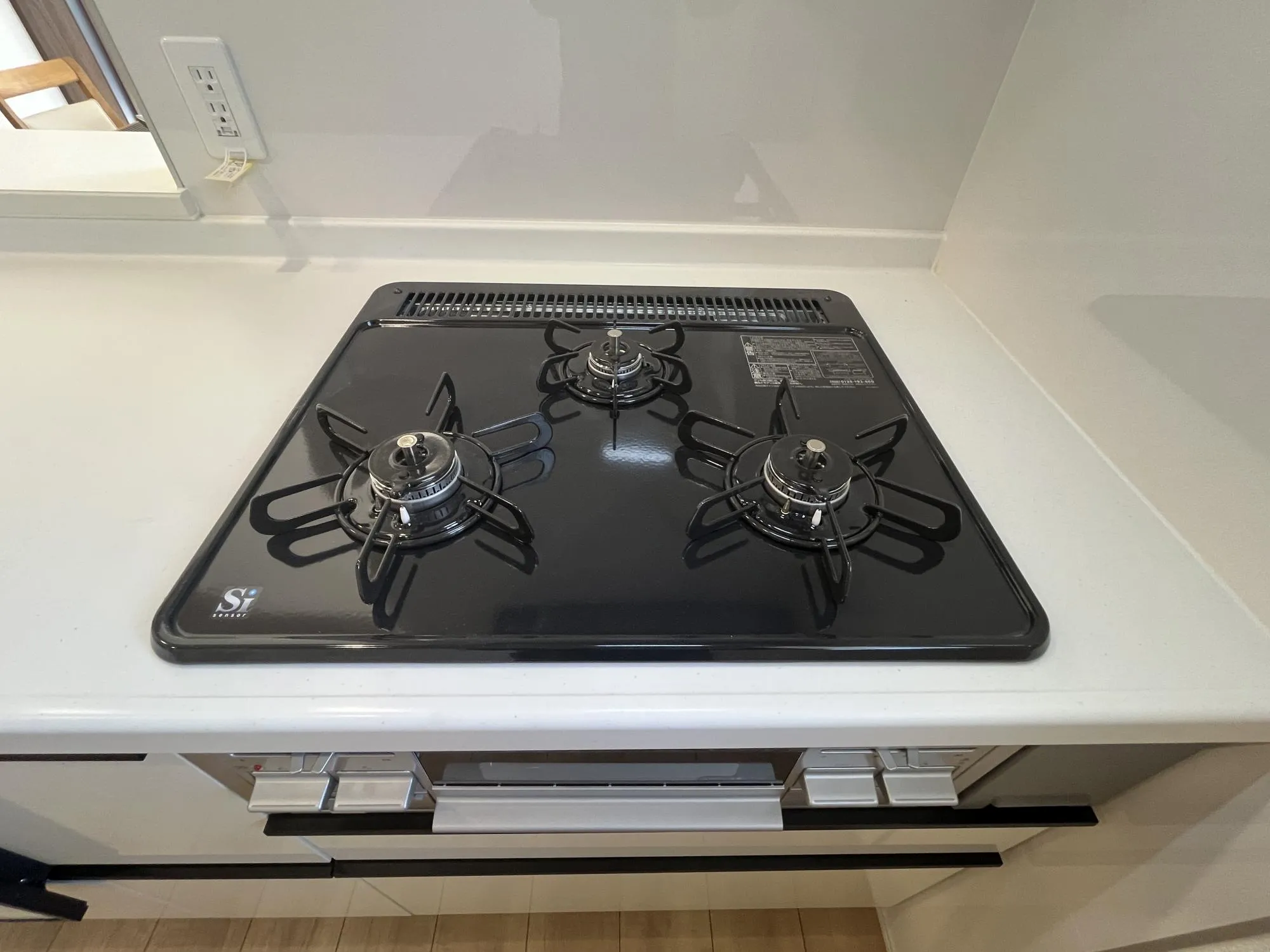 3口のガスコンロ。同時進行で調理が行え、料理の時間を節約できますね♪