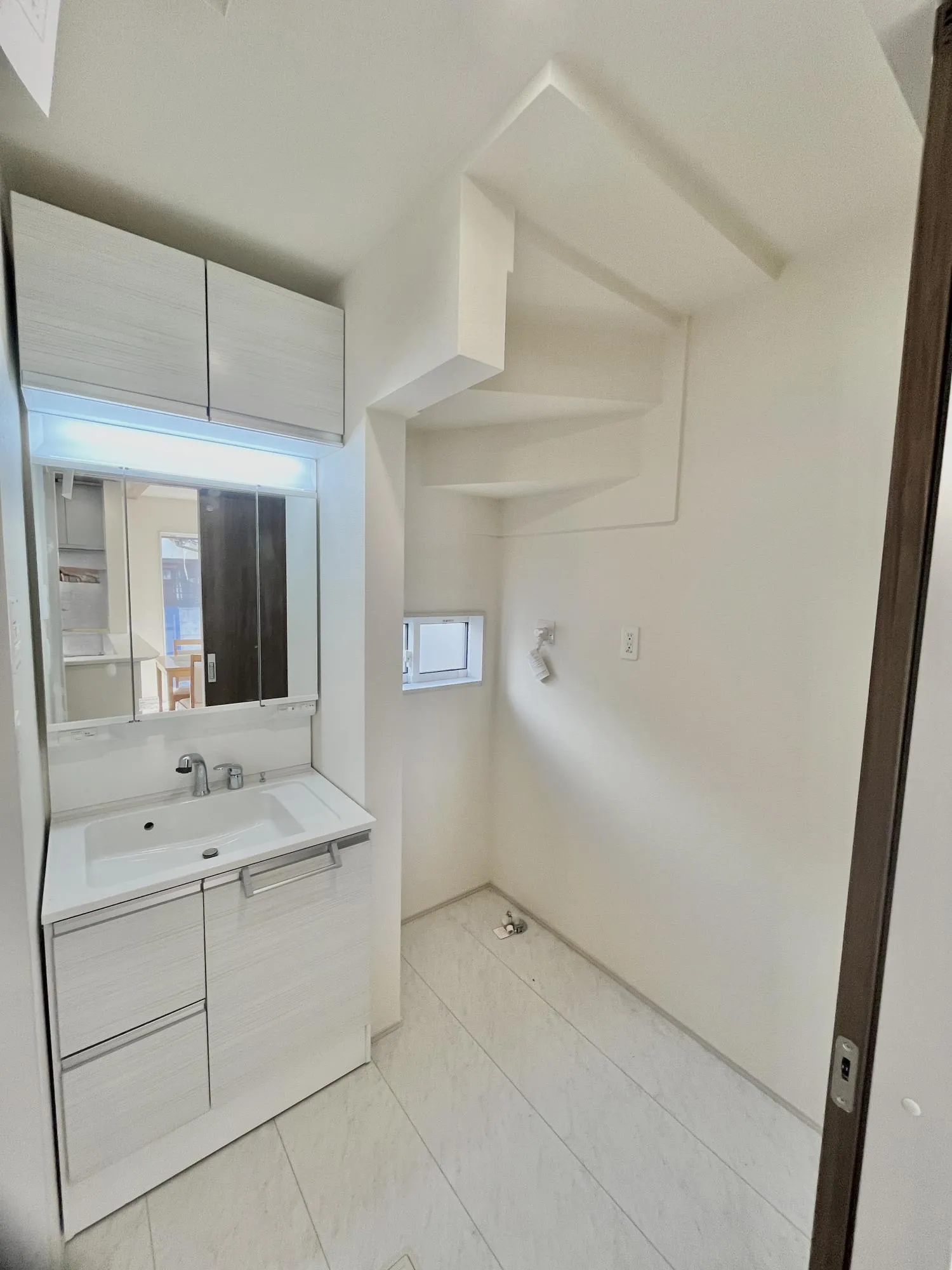 洗面脱衣室は開口部があるので、換気もバッチリで明るく清潔感があります