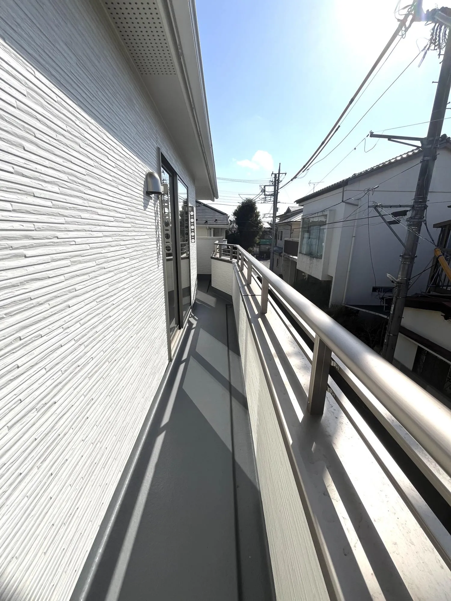 2部屋から出入りできるバルコニー。大量の洗濯物もしっかり干せそうです