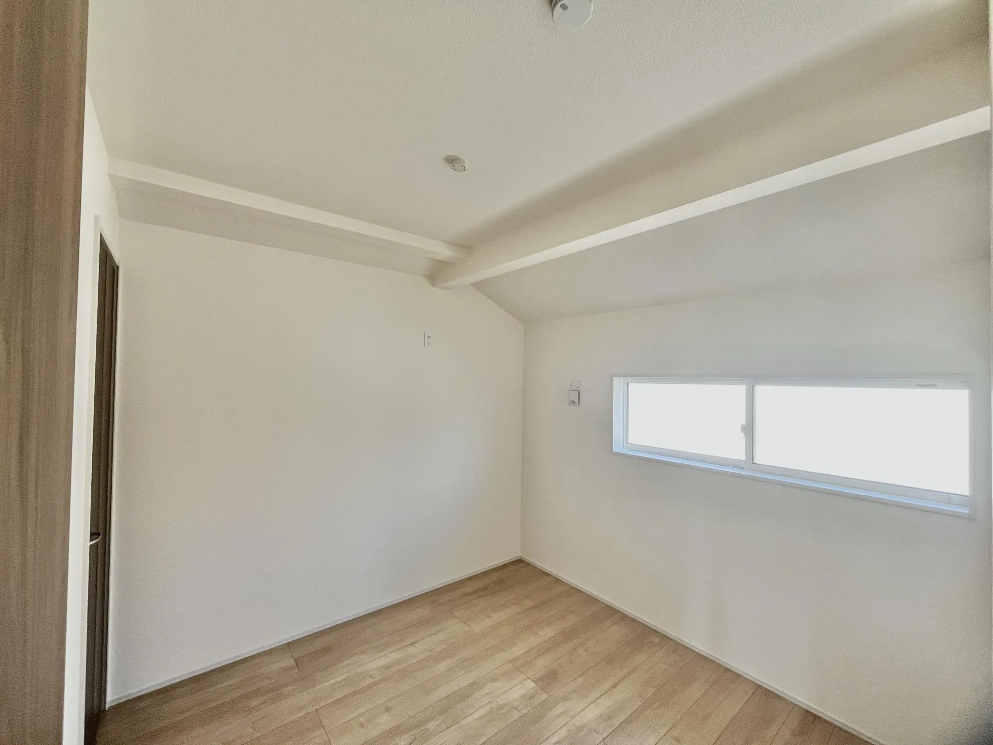 勾配天井で開放感をアップ◎ベッドや机などの家具を壁付けで配置しやすいです