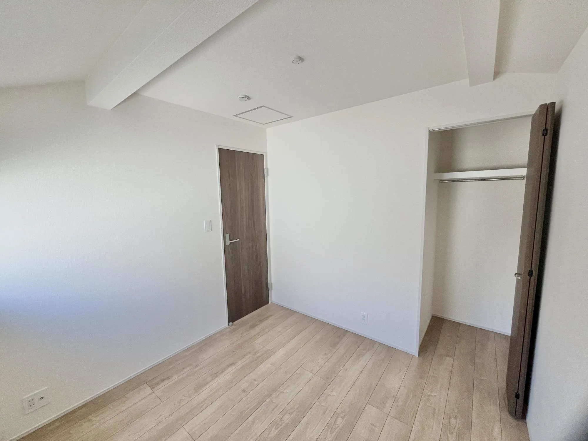 開放感溢れる、勾配天井を採用。クローゼット付き♪