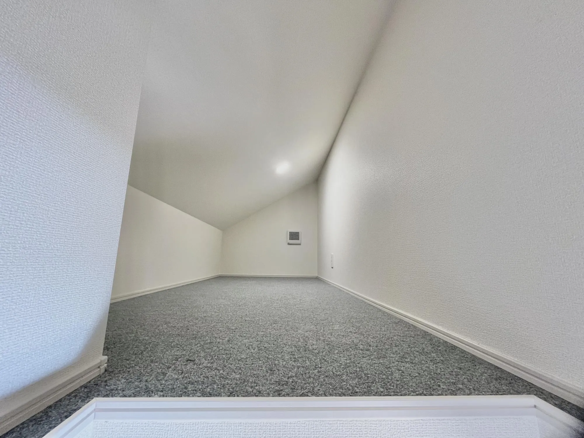 電気、コンセント、小窓完備の便利な小屋裏収納