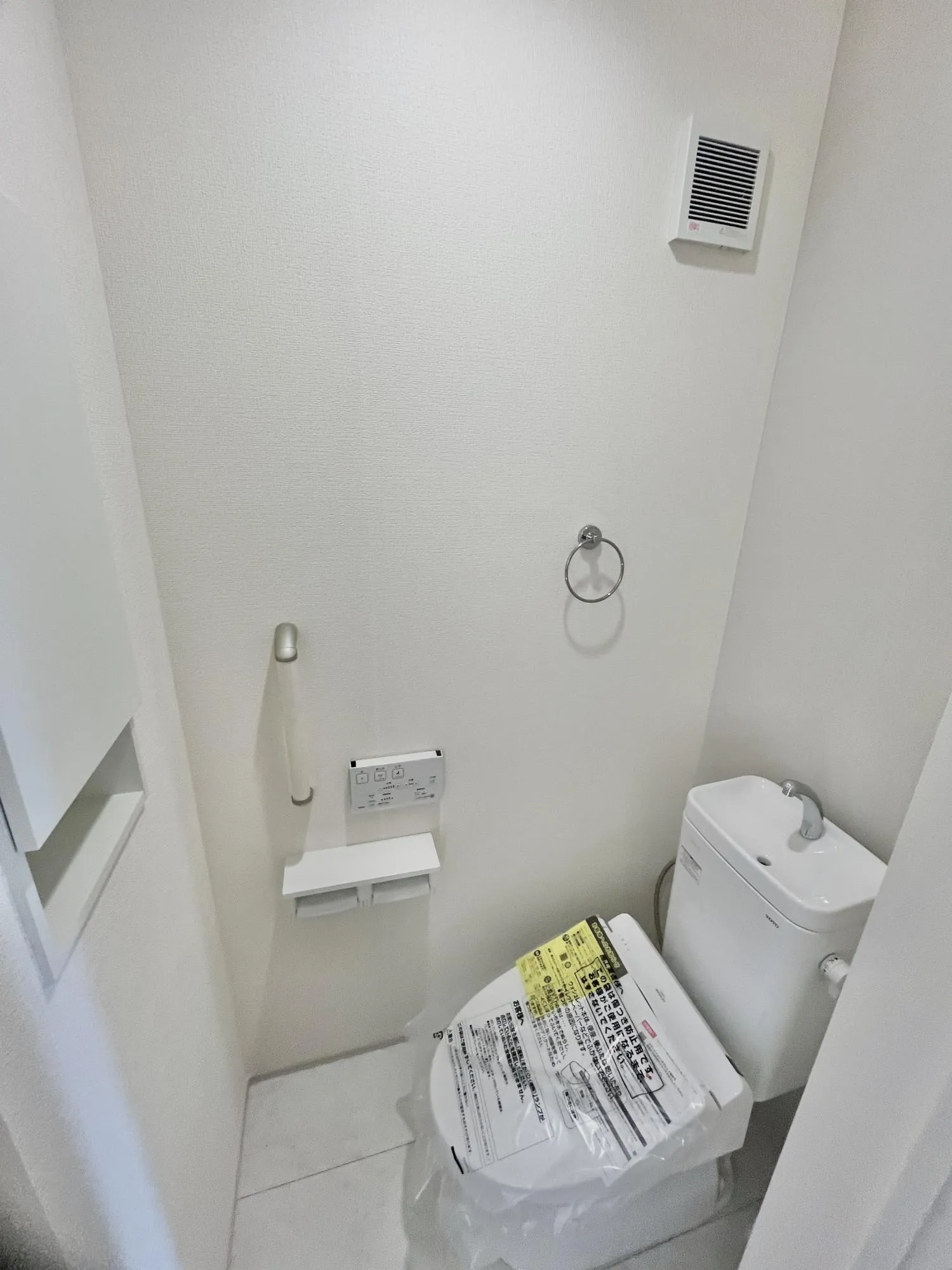 2Fトイレ温水洗浄便座付きで使い心地の良さが魅力。家族全員が安心して使える快適な設計です