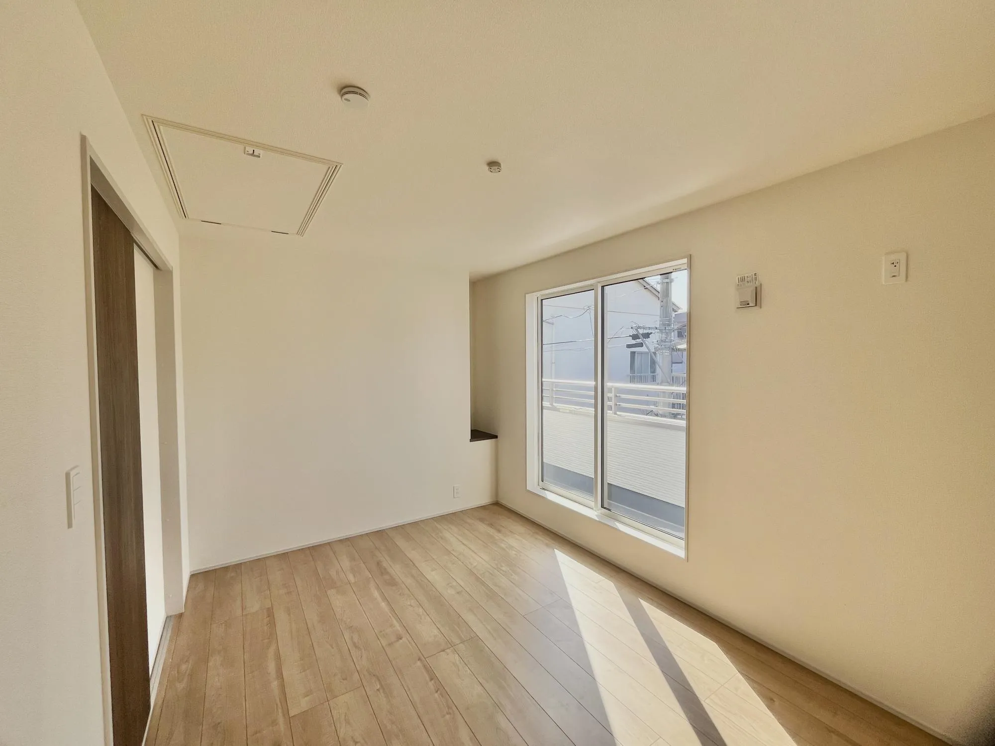 バルコニーに面しており自然光が心地よく差し込みます。グルニエ付で収納上手な暮らしを実現♪