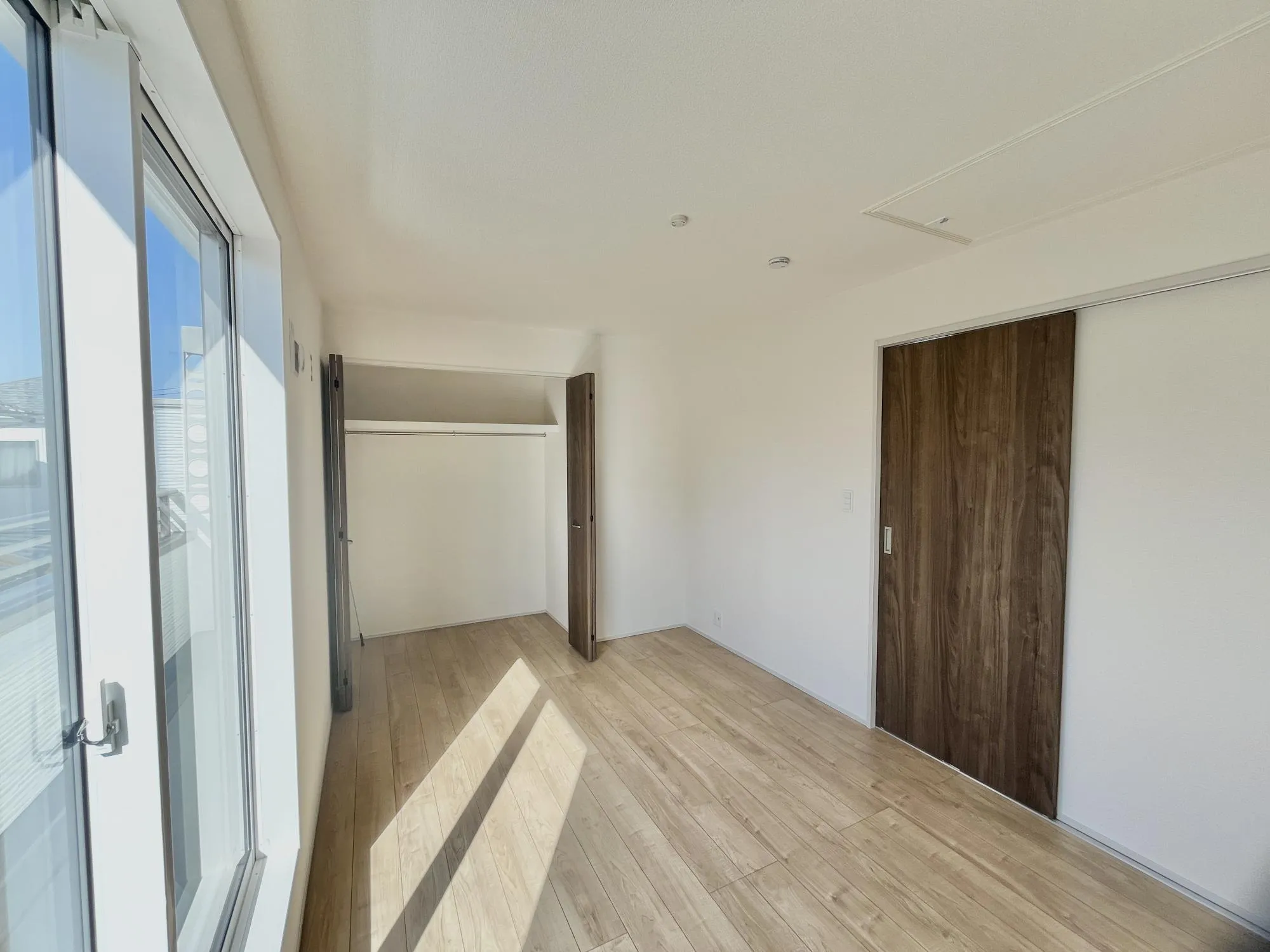 バルコニーに面しており自然光が心地よく差し込みます。大容量のクローゼット付きです