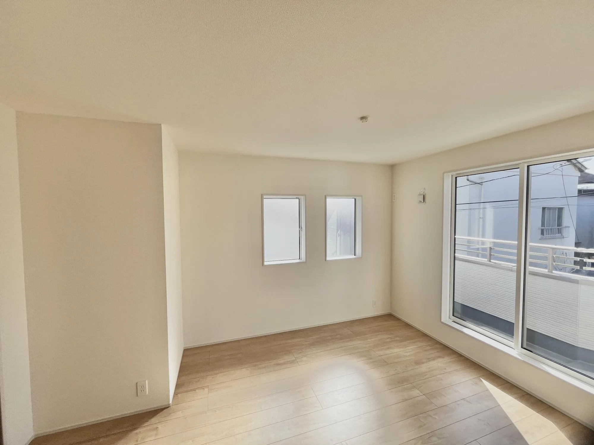 2面採光で明るく、日差しがたっぷり降り注ぐ、居心地のよい空間です