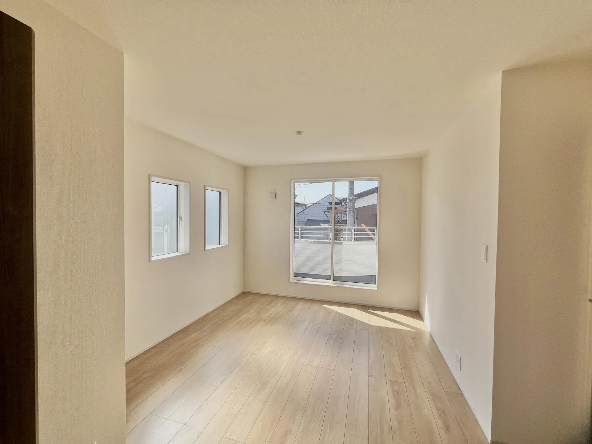 自然光を取り入れることで、日中は明るく、夜は穏やかな雰囲気に変化する洋室