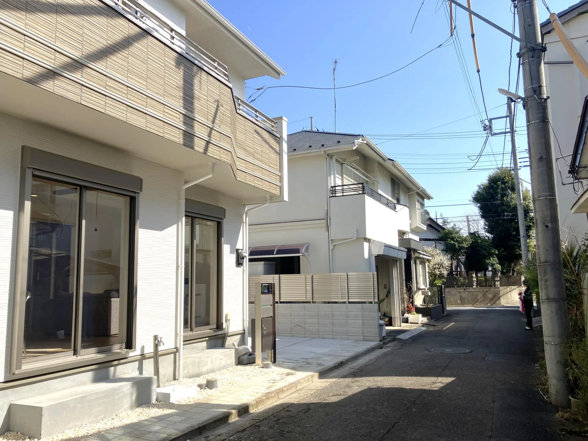 前面道路は幅員約4.0mの私道に面しています。カースペースは、自転車やバイク置き場としても活用可能です
