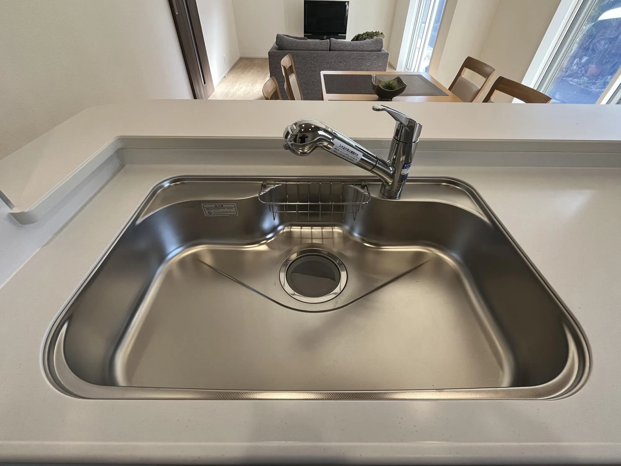 浄水器が内蔵されているハンドシャワー。ホースで引き出せるのでシンクの掃除も楽にできます