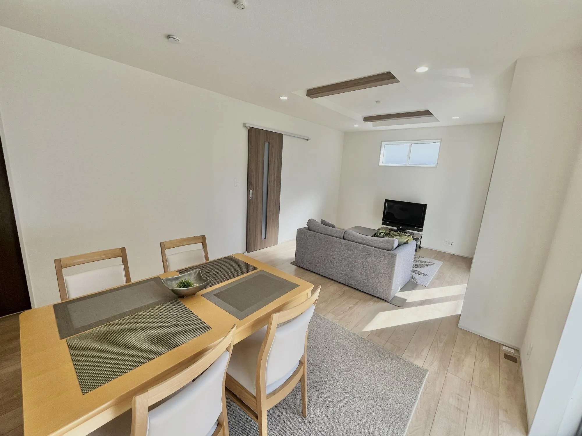 明るさと開放感を両立したリビングは、子どもがのびのび過ごせる安心空間。家族時間が自然と増えます