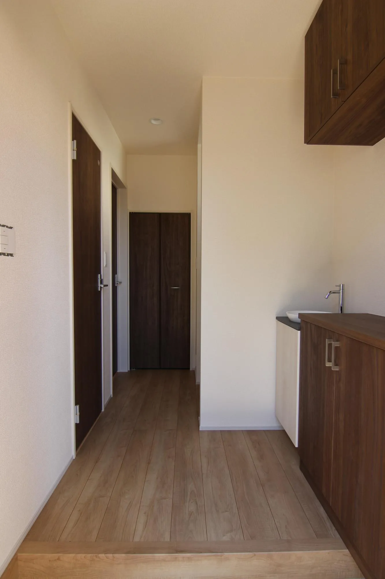 玄関ホール(手洗い器付き)　玄関内に手洗い器があるのでササッとお子様の手が洗えるので衛生的。