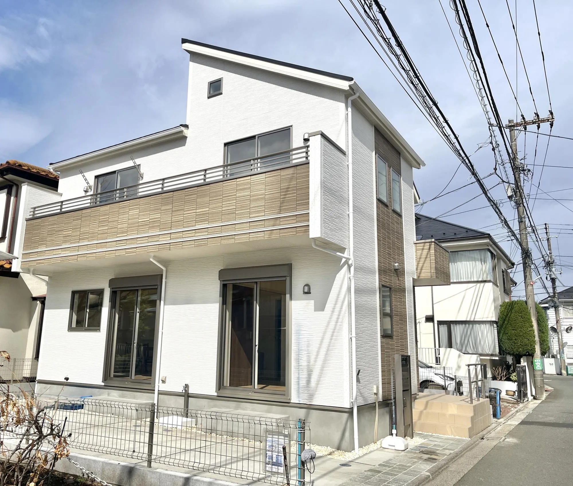 周囲の住宅環境と調和しつつ、長く愛されるデザインを採用。流行に左右されにくく、将来にわたって安心して住み続けられる外観です
