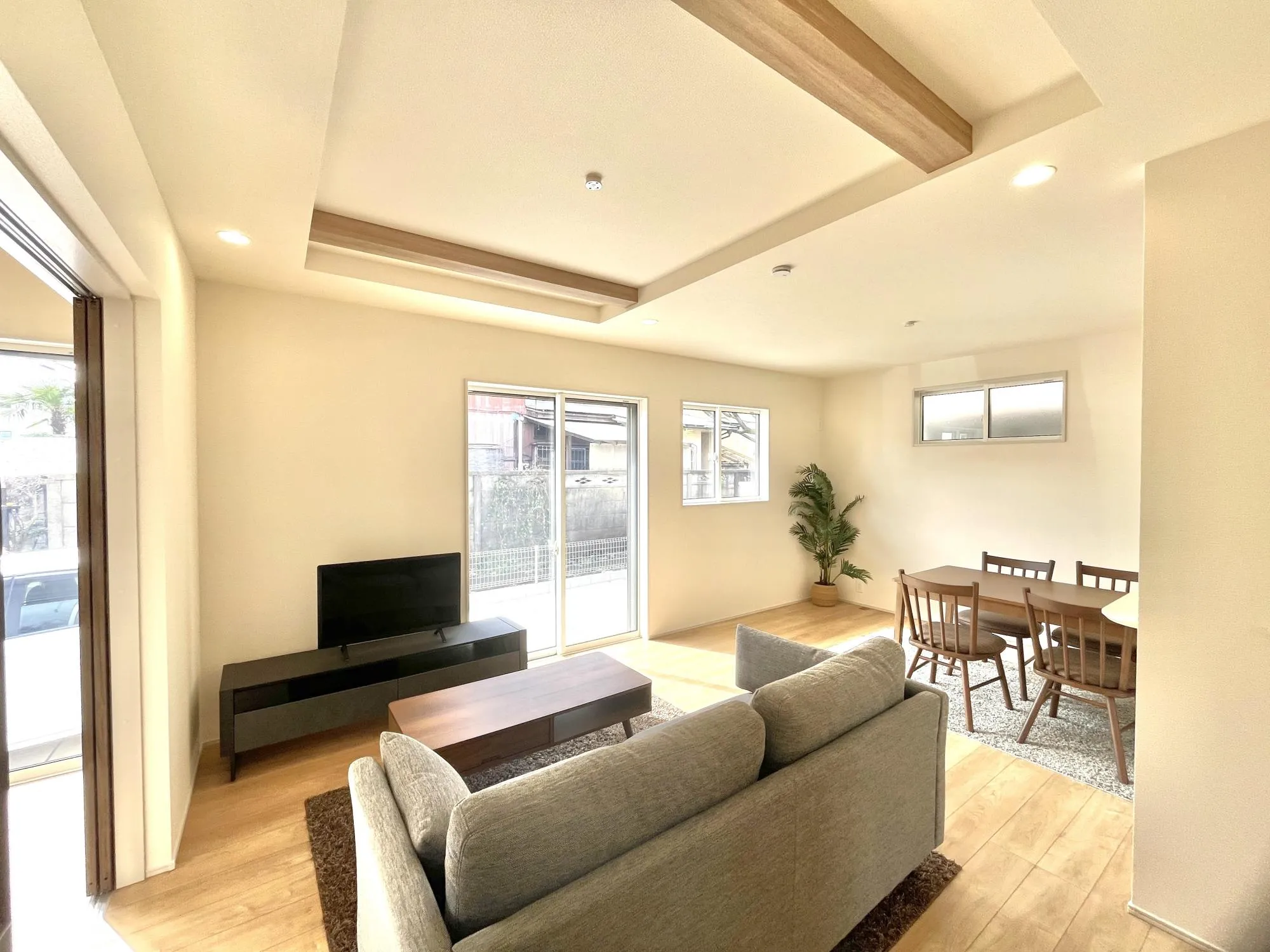 南側からやわらかい光が射し込みます。掃き出し窓はシャッター付きで安心です